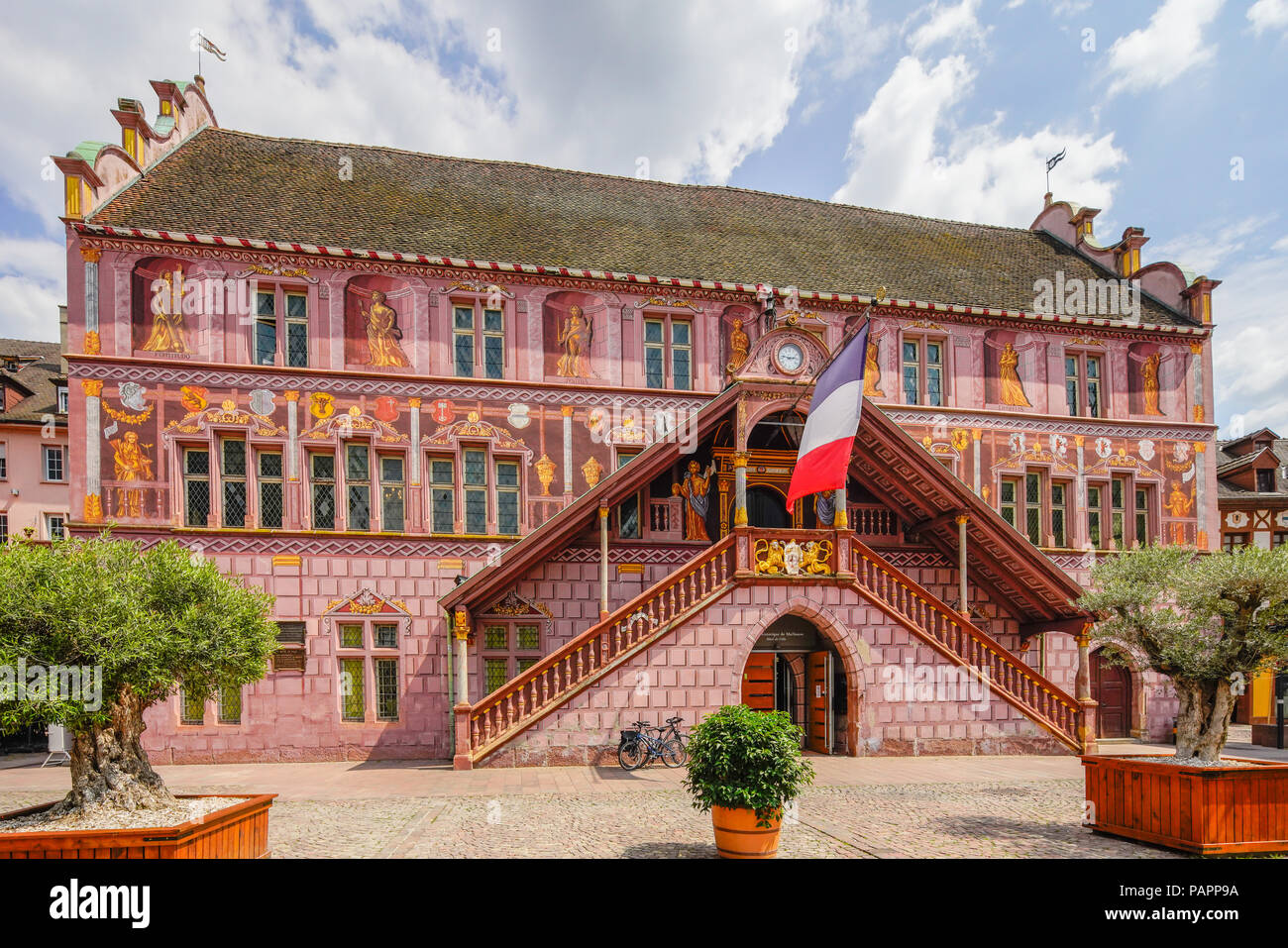 Ex municipio a Mulhouse, Alsazia, Francia. La sua facciata fu decorata nel 1698 da Jean Gabriel in illusione visiva raffigurante figure allegoriche. Foto Stock