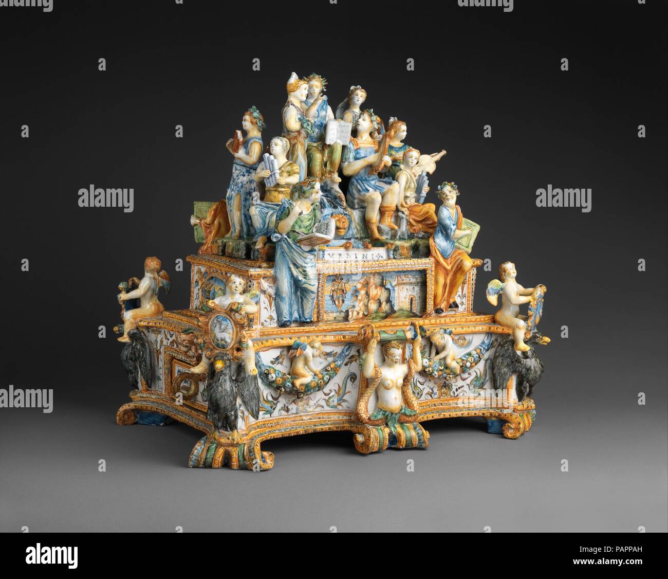 Inkstand con Apollo e le Muse. La cultura italiana, Urbino. Dimensioni: complessivo: 19 × 20 1/2 × 14 7/8 in. (48,3 × 52,1 × 37,8 cm). Maker: Workshop della famiglia Patanazzi (italiano, attivo ca. 1580-1620); probabilmente dopo Raphael (Raffaello Sanzio o Santi) (italiano, Urbino Roma 1483-1520). Data: 1584. Questo stravagante set scrivania celebra l'arte della poesia mentre fornisce un writer con storage per gli strumenti del suo mestiere. Le decorazioni esterne evocano antica arte romana e onorare il divino fonti di creatività. Dèi e muse pesce persico accanto a famosi poeti sulla cima di un elaborato confection di cassetti di un Foto Stock