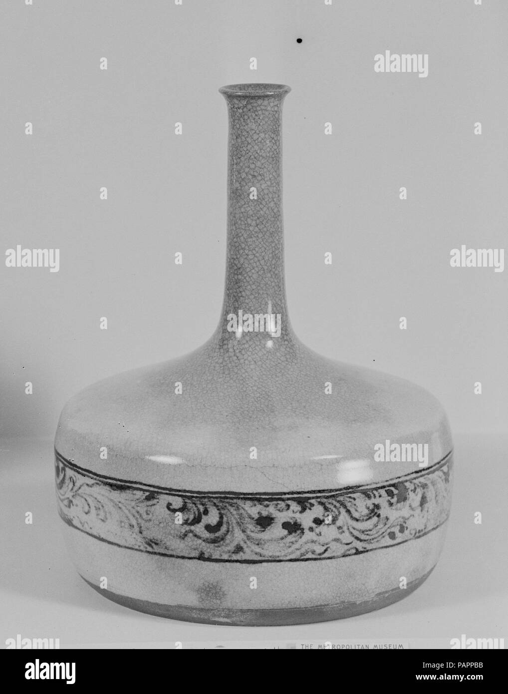 Bottiglia. Cultura: il Giappone. Dimensioni: H. 7 5/8 in. (19,4 cm); Diam. 6 1/4 in. (15,9 cm). Data: ca. 1800. Museo: Metropolitan Museum of Art di New York, Stati Uniti d'America. Foto Stock