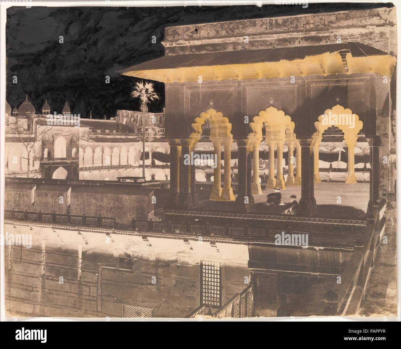 Il Diwan-Khas mi da il Mussaman Burj, Agra Palace. Artista: John Murray (British, Blackhouse, Aberdeenshire, Scozia 1809-1898 Sheringham, contea di Norfolk, Inghilterra). Dimensioni: 37,1 x 46.4cm (14 5/8 x 18 1/4in.) telaio: 68,7 x 122,6 cm (27 1/16 x 48 1/4 in.) (incorniciato con 1988.1134.2). Data: 1862-64. Murray ha preso la fotografia mentre si serve in Agra come un medico per la East India Company, e nel 1857 ha pubblicato una vasta indagine della città. È riluttante a consentire le limitazioni tecniche del suo mezzo per evitare di ottenere immagini Egli immaginò, Murray 'corretto' i suoi lati negativi b Foto Stock