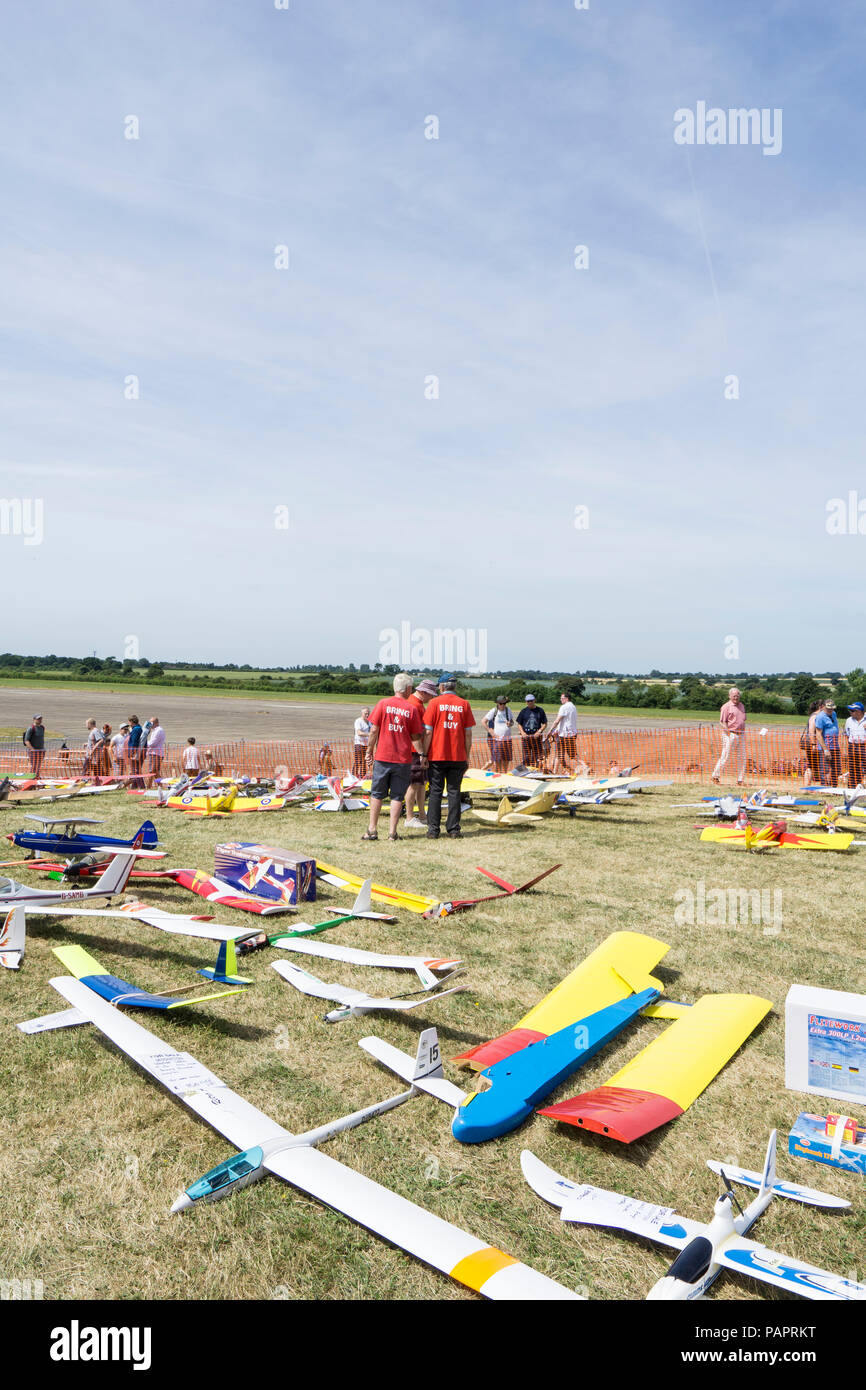 I modelli stabiliti nel portare e comprare composto ad ali e le ruote Foto Stock