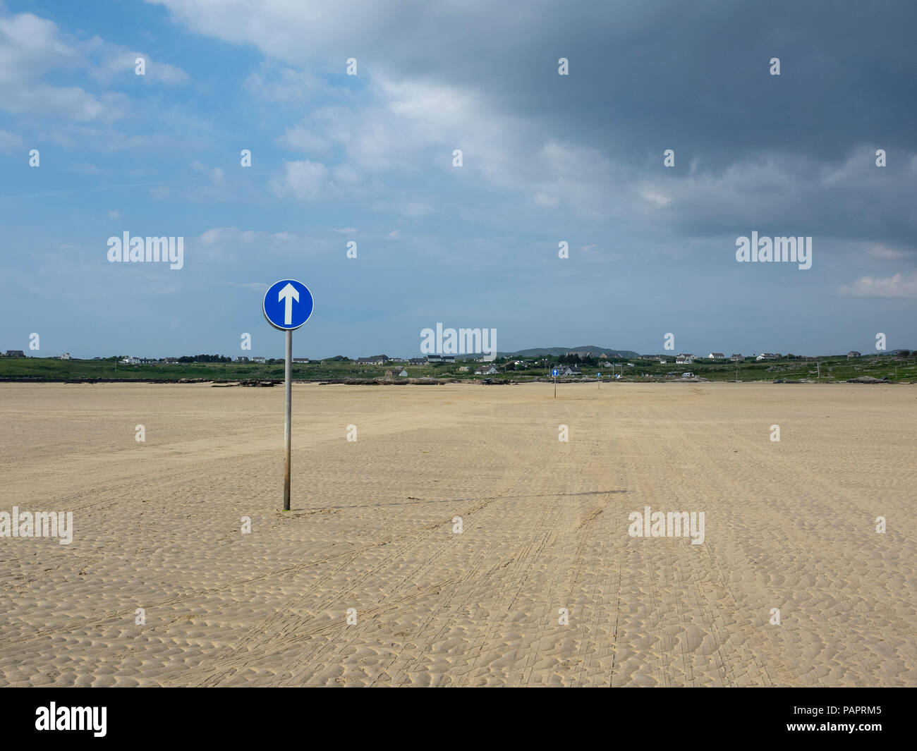Causeway tra Claddaghduff e Omey Island con la bassa marea, nella contea di Galway, Repubblica di Irlanda Foto Stock