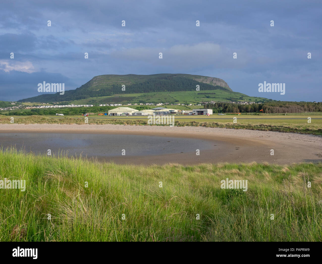 Sligo Airport dalla spiaggia, Strandhill, nella contea di Sligo, Repuplic dell Irlanda Foto Stock