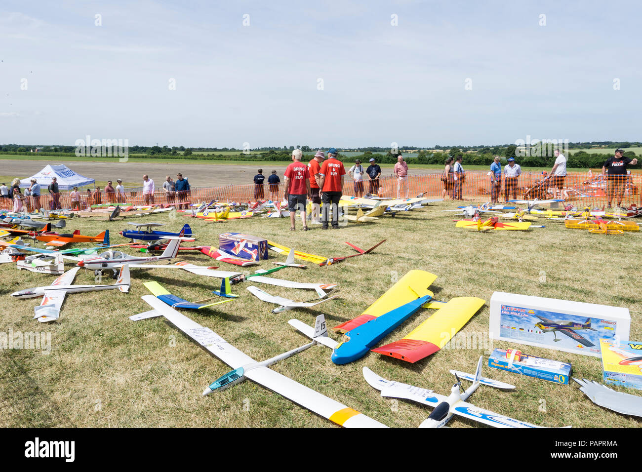 I modelli stabiliti nel portare e comprare composto ad ali e le ruote Foto Stock