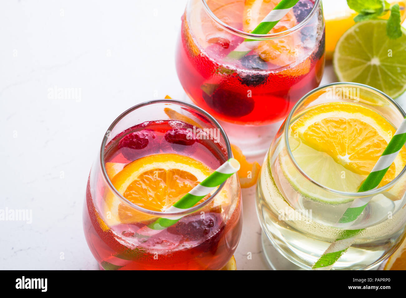 Bianco, rosa e rosso sangria con frutta e ghiaccio. Estate bere alcool. Foto Stock