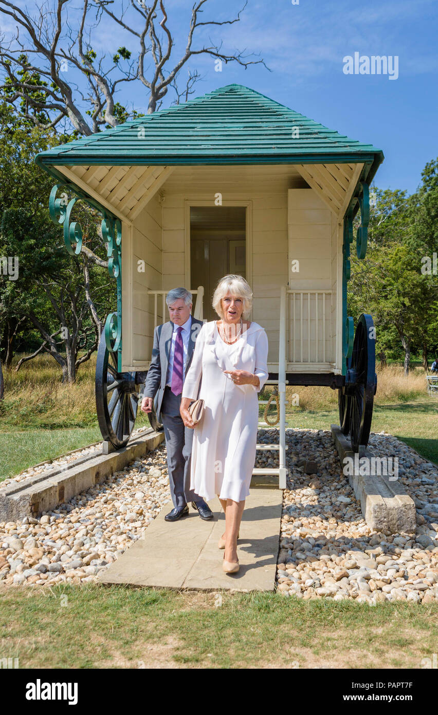 Correzione di ritrasmissione fotografo Ringraziamo Chris ISON Duchessa di Cornovaglia fuori la regina Victoria's cabine sulla spiaggia privata, accanto al monarch casa vacanze in Oriente Cowes sull'Isola di Wight. Dame Judi, patrono degli amici di Osborne House, mostrerà Camilla il recentemente ristrutturato Durbar Camera, che era uno dei luoghi per il film di Victoria e Abdul in cui ha giocato la regina Victoria. Foto Stock