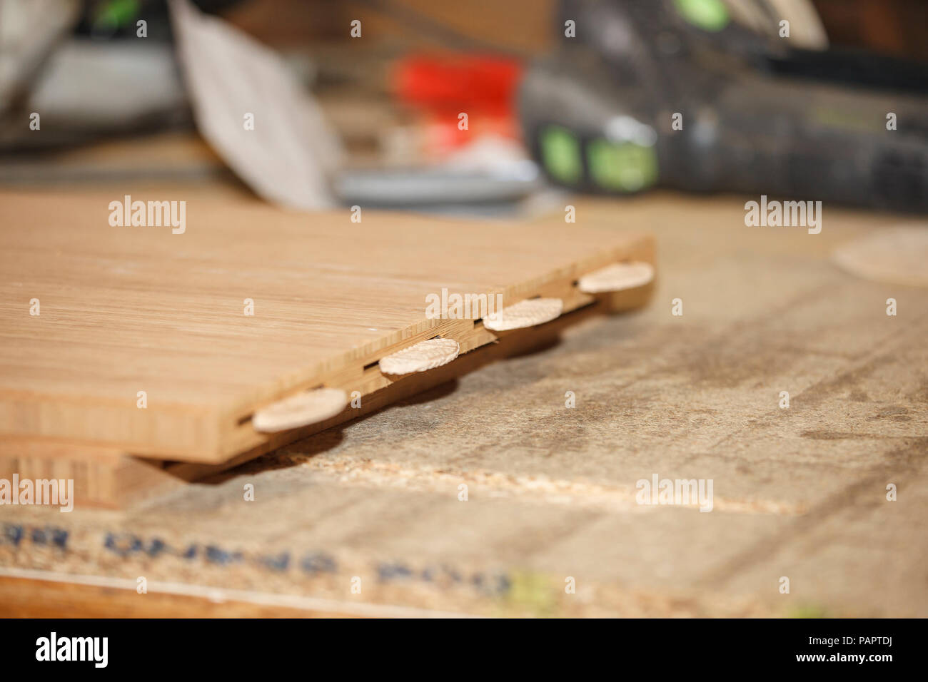 Tavola di legno con falegnami in stretta fino Foto Stock