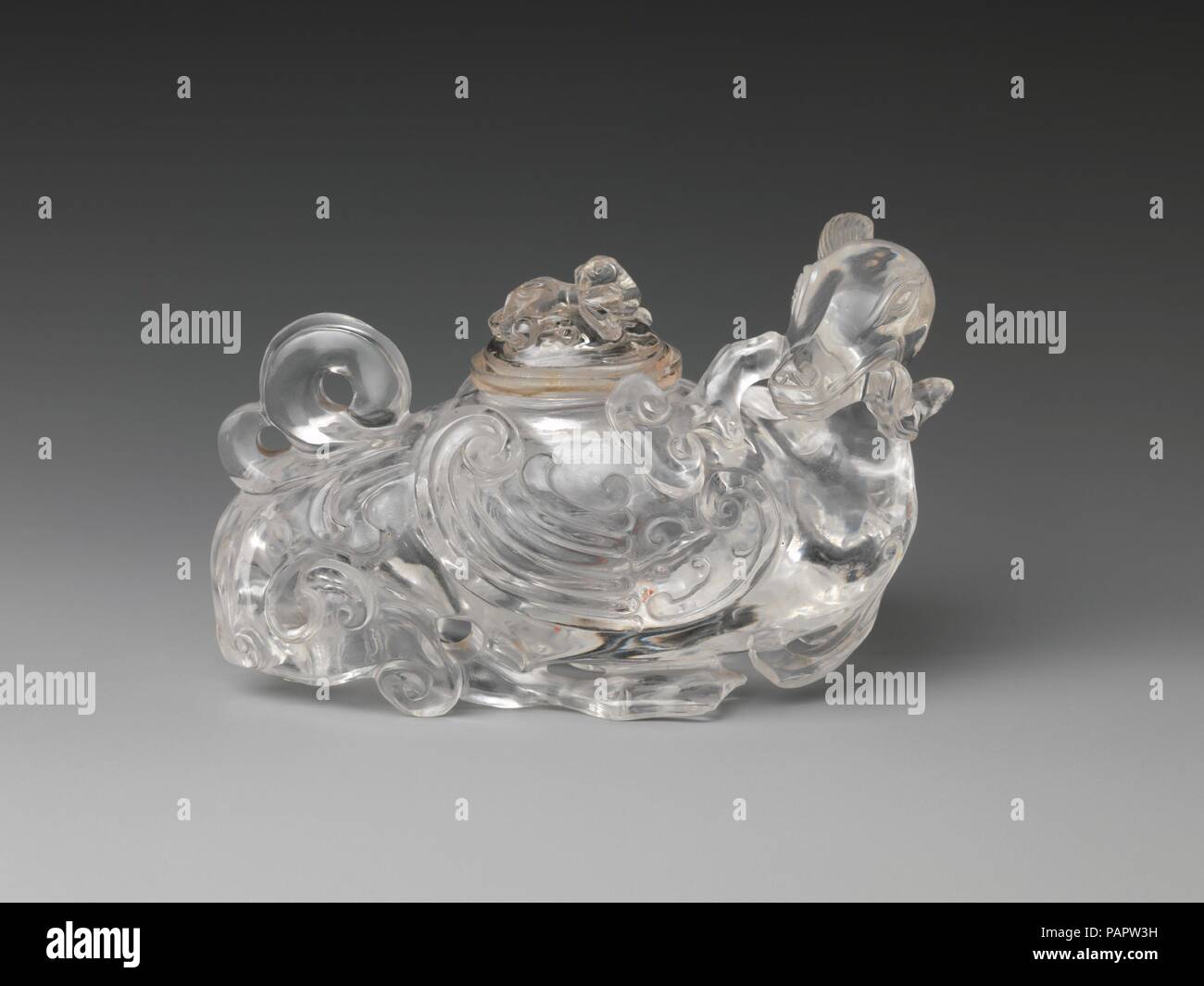 Recipiente coperto nella forma di un uccello. Cultura: la Cina. Dimensioni: H. 3. (7,6 cm); W. 4 3/4 in. (12,1 cm); D. 2 1/2 in. (6.4 cm). Data: XVIII-XIX secolo. Museo: Metropolitan Museum of Art di New York, Stati Uniti d'America. Foto Stock