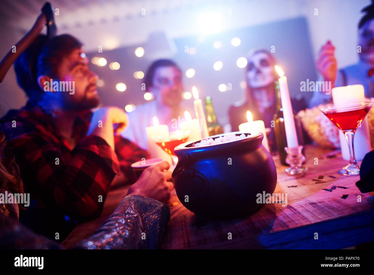 Il Popcorn sul tavolo a una festa di Halloween Foto Stock