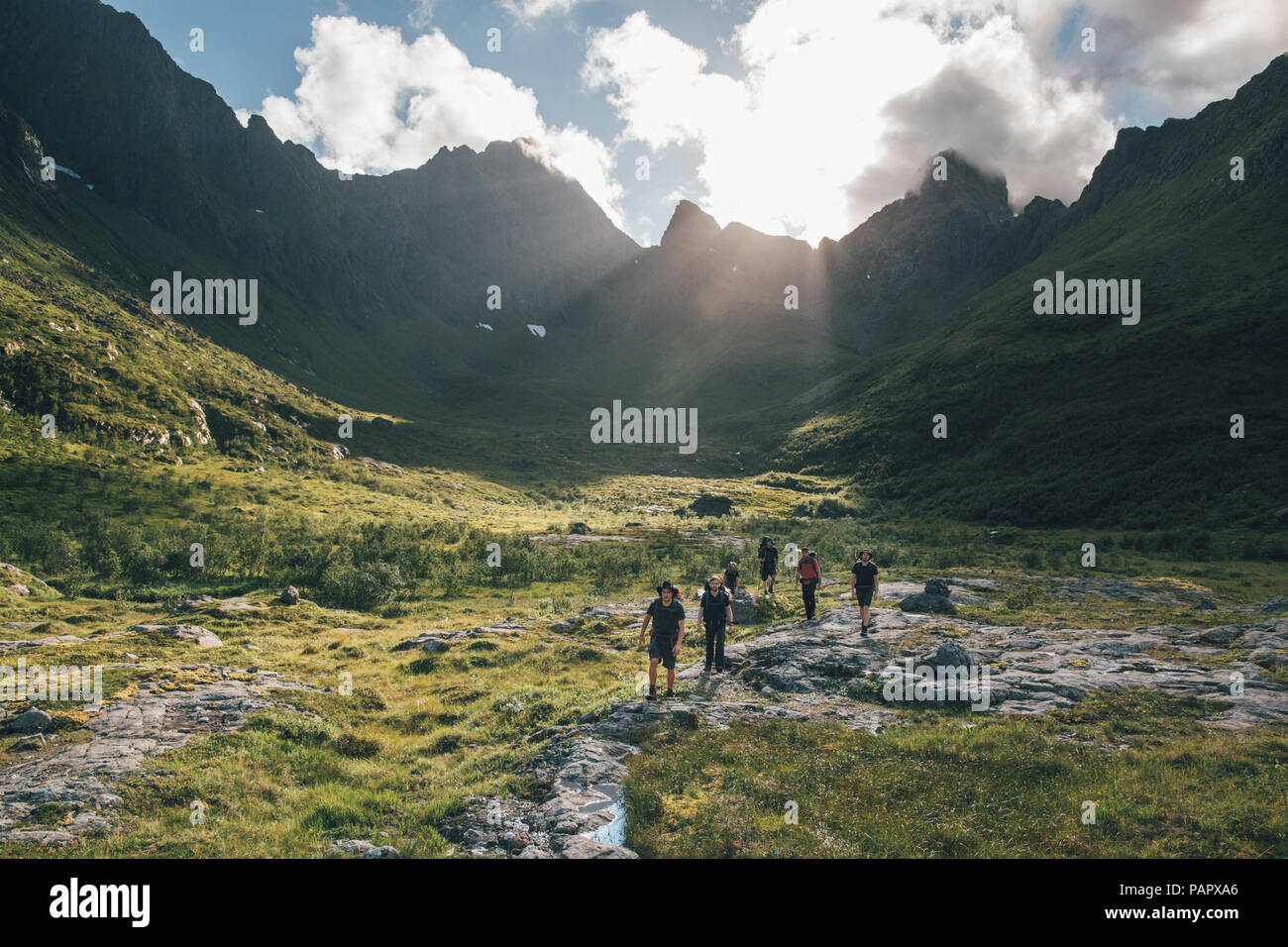 Norvegia Lofoten, giovani uomini escursionismo in Moskenesoy Foto Stock