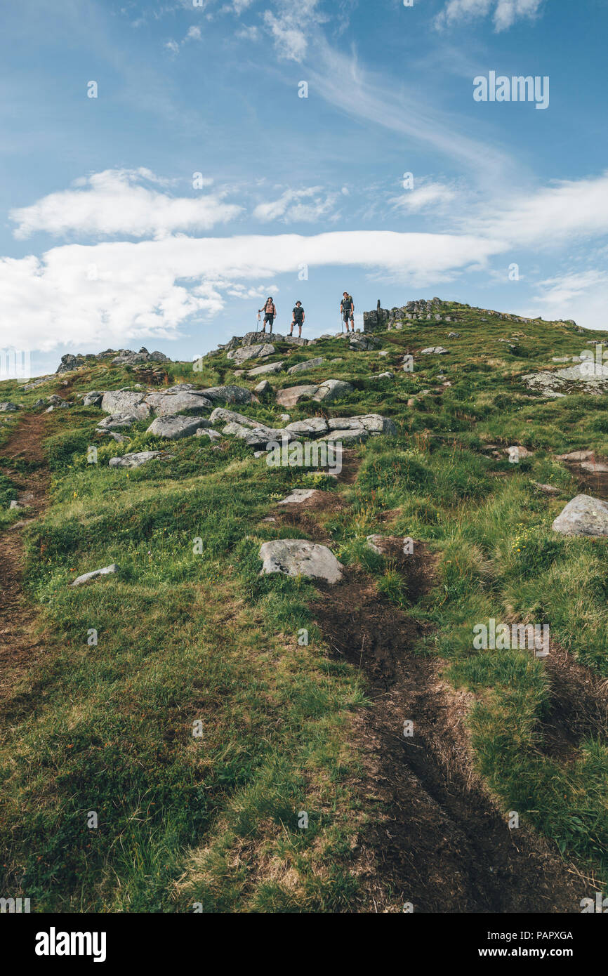 Norvegia Lofoten, giovani uomini escursionismo in Moskenesoy Foto Stock