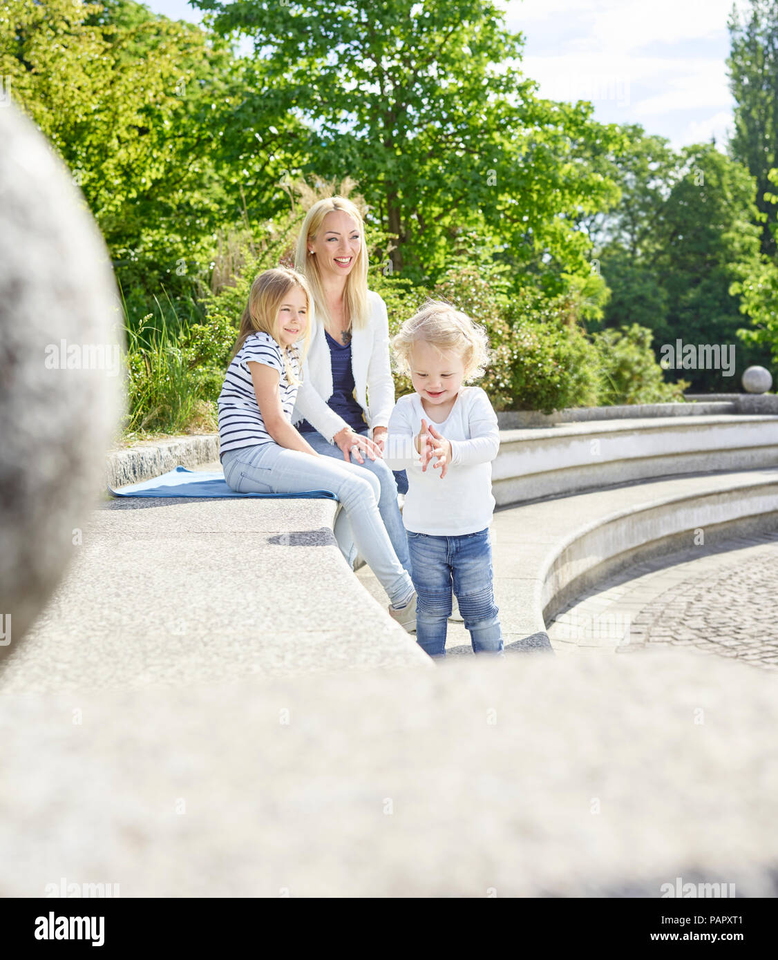 La madre e la sua piccola figlie di trascorrere del tempo insieme in un parco Foto Stock