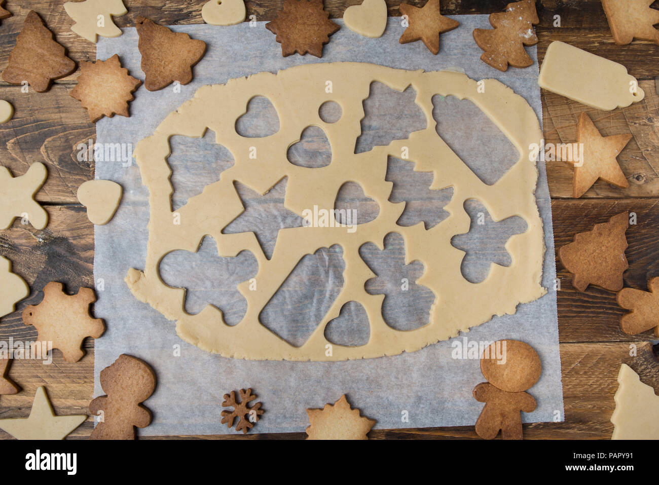 La preparazione di biscotti di Natale Foto Stock