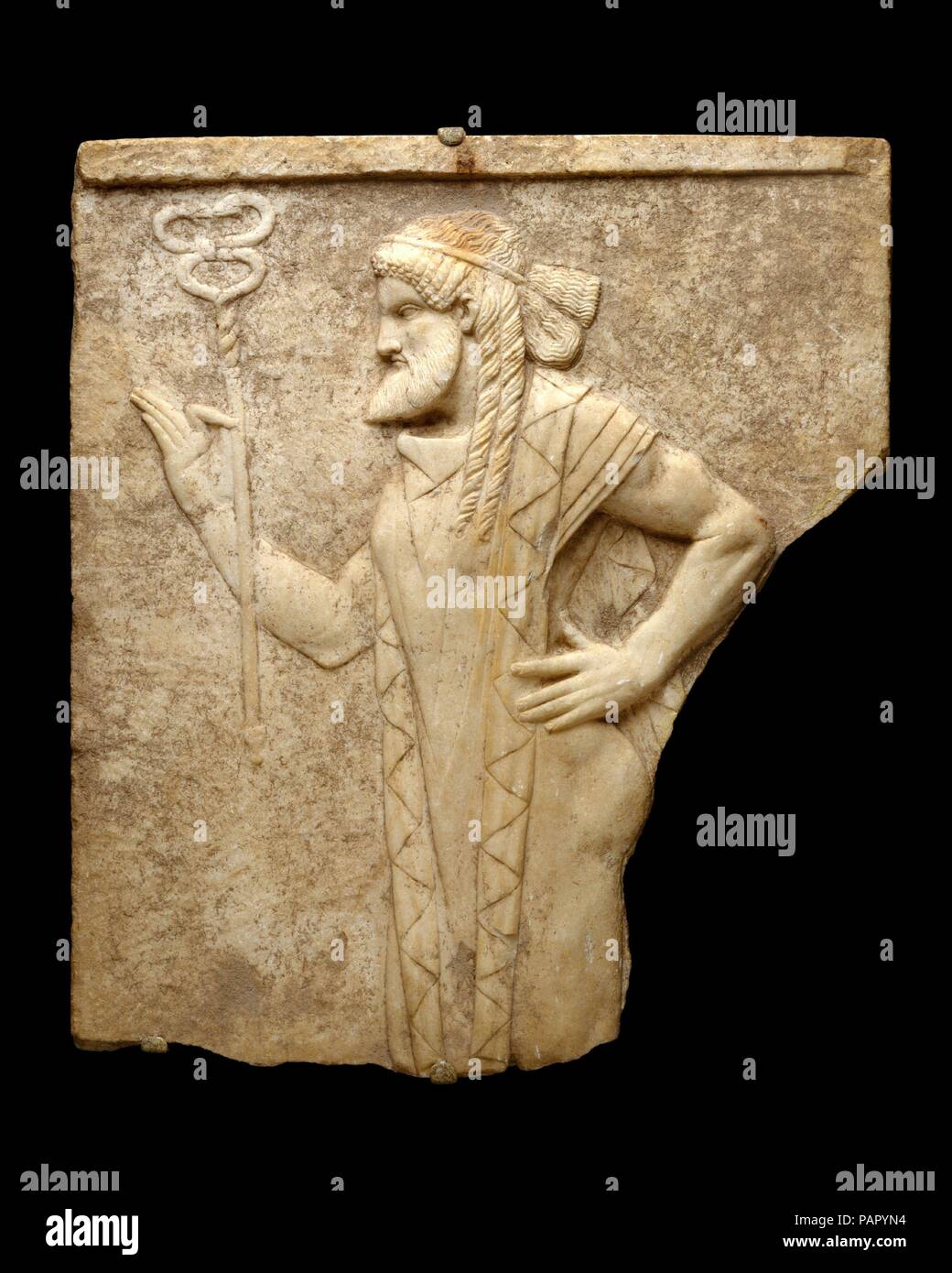 Rilievo marmoreo con Hermes. Cultura: Romano. Dimensioni: complessivo: 26 3/4 x 23 1/2a. (67,9 x 59,7 cm). Data: 27 A.C.-A.D. 68. Il messaggero di dio Hermes è rappresentato nel cosiddetto stile archaistic, retrospettiva di modo che le caratteristiche incorporate di epoca arcaica arte greca del sesto secolo a.c. in appena creato figure e composizioni. Questo è il più importante rilievo archaistic nella raccolta. Museo: Metropolitan Museum of Art di New York, Stati Uniti d'America. Foto Stock