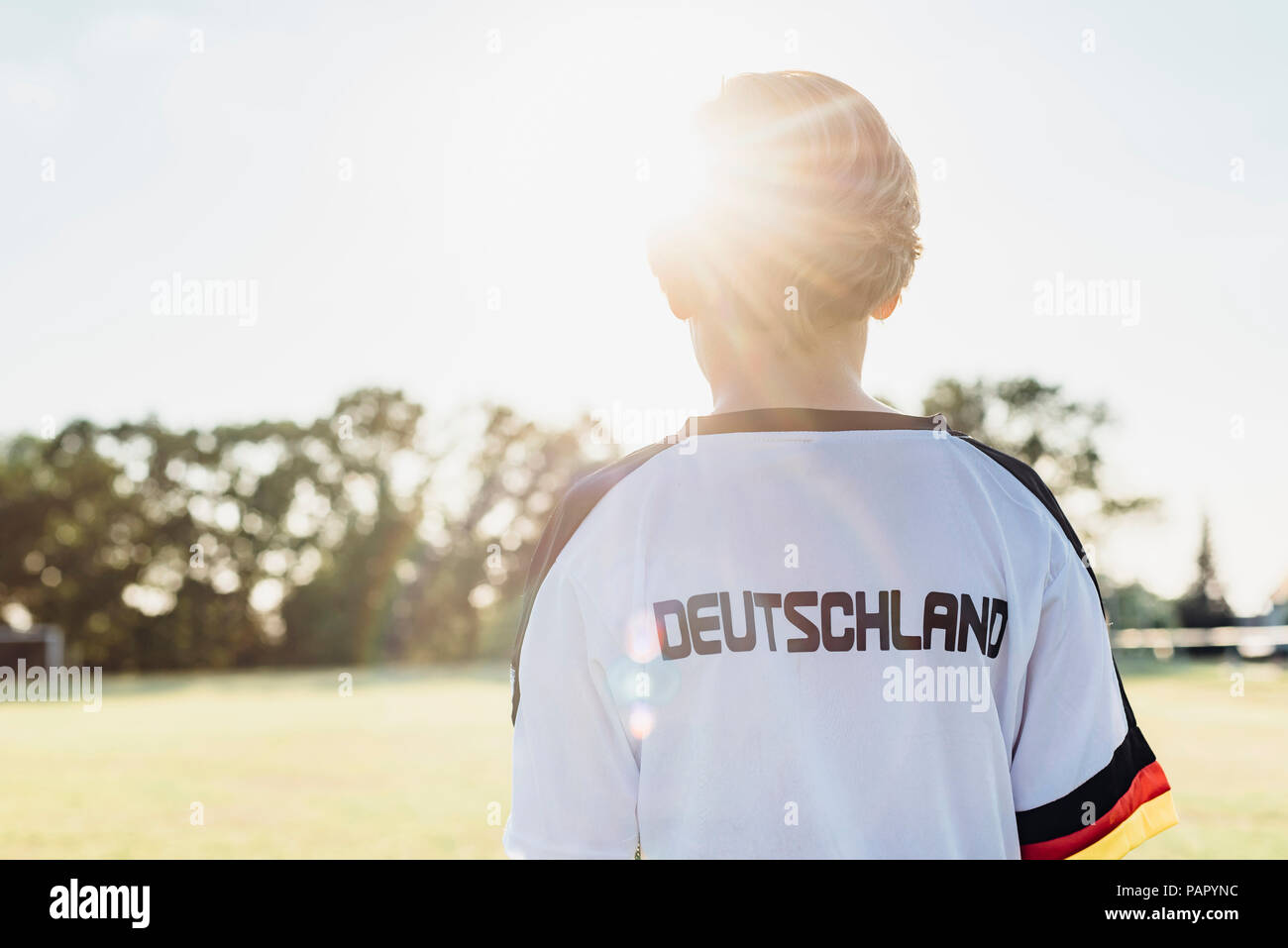 Ragazzo che indossa football shirt con la Germania scritto sul retro Foto Stock