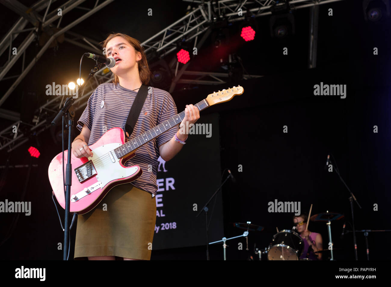 Crema Clottie, cantante della ragazza di capra effettuando al Larmer Tree Festival, Tollard Royal, Wiltshire, Regno Unito. Luglio 22, 2018 Foto Stock