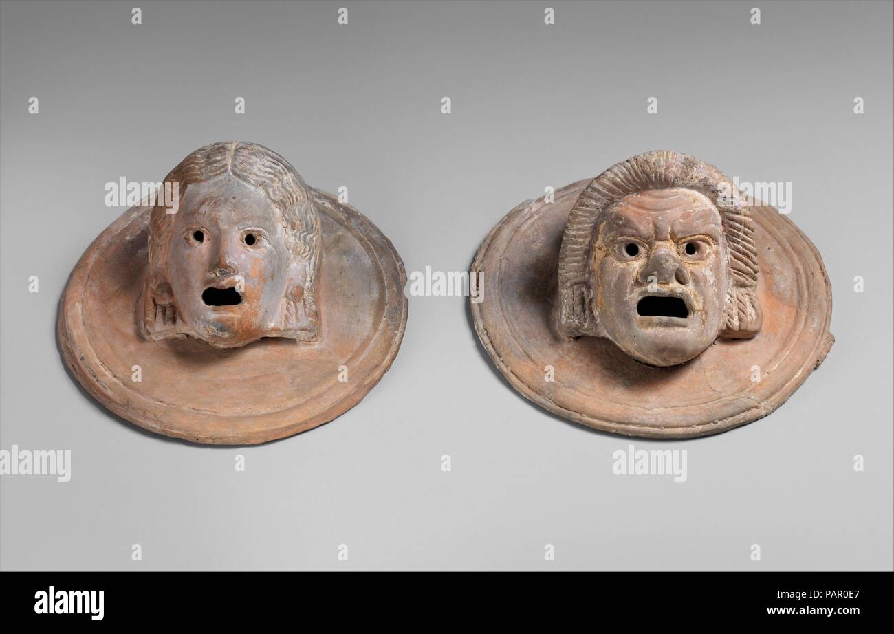 Due roundels in terracotta con maschere teatrali. Cultura: greco. Dimensioni: complessivo: 3 x 5 3/4a. (7,6 x 14,6 cm) di diametro 5 11/16a. (14,5 cm). Data: 1° secolo A.C. Una coppia di terracotta roundels con maschere teatrali (hetaira e slave). Museo: Metropolitan Museum of Art di New York, Stati Uniti d'America. Foto Stock