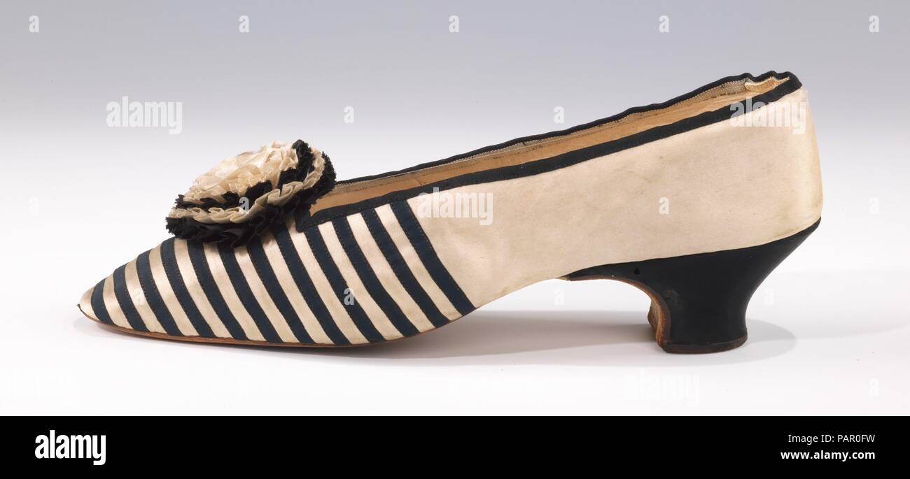 Serata di pantofole. Cultura: British. Data: 1860-70. Con i piedi secreto  sotto gli enormi hooped gonne di 1860s, dettagliate o intricati ornamenti è  stata di scarsa rilevanza sul conmemporary ladies' calzature. Mentre