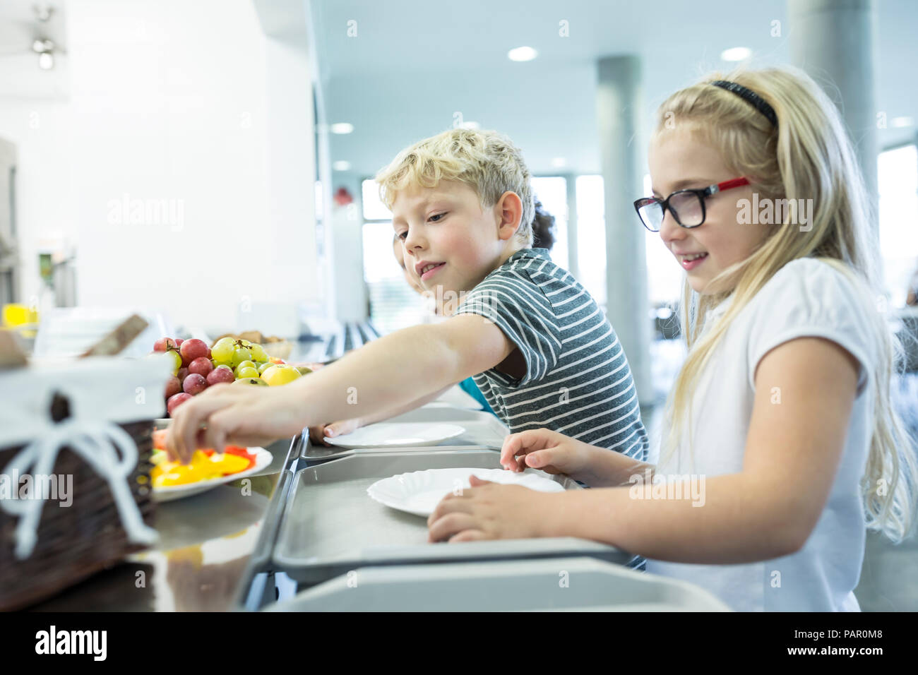 Gli alunni a contatore in mensa scolastica Foto Stock