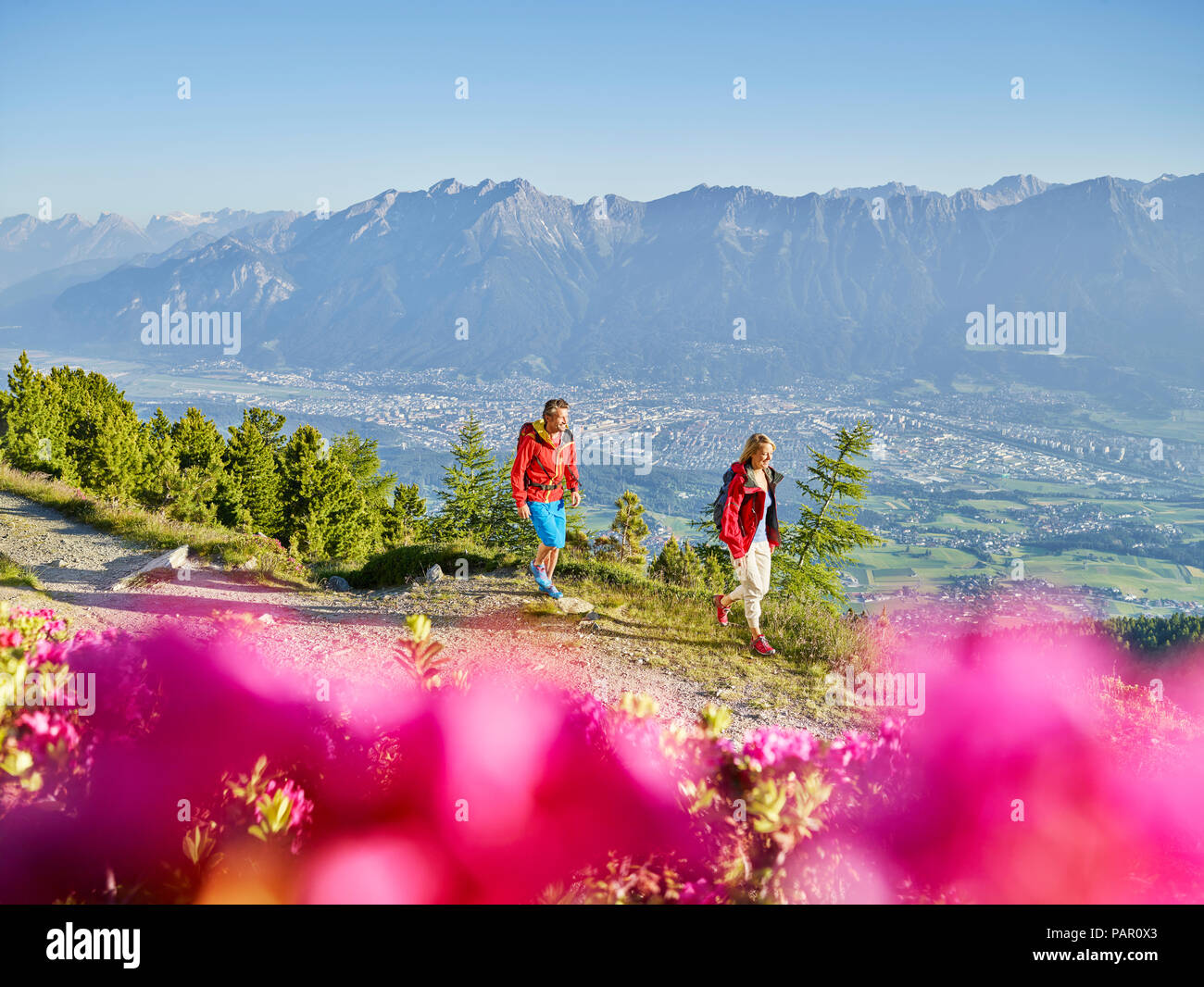 Austria, Tirolo, giovane escursionismo il Zirbenweg al Patscherkofel Foto Stock