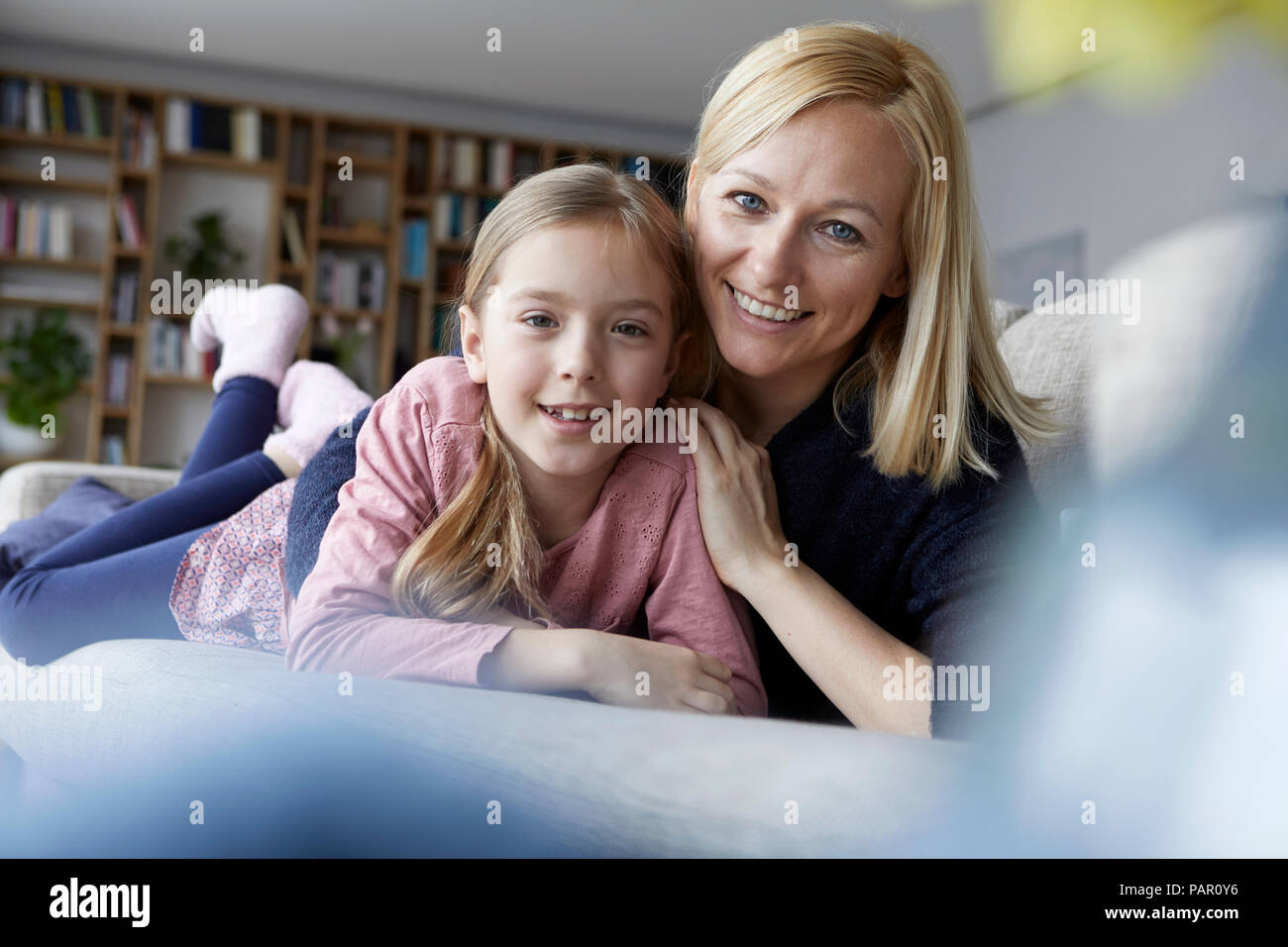 Madre e figlia divertirsi a casa Foto Stock