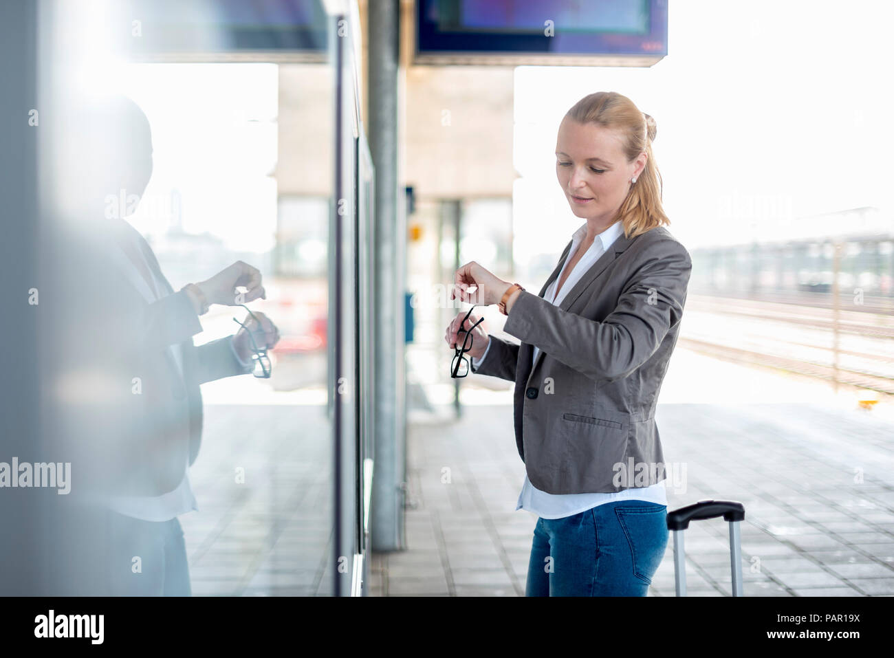 Imprenditrice matura in piedi sulla piattaforma controllo dell'IME Foto Stock