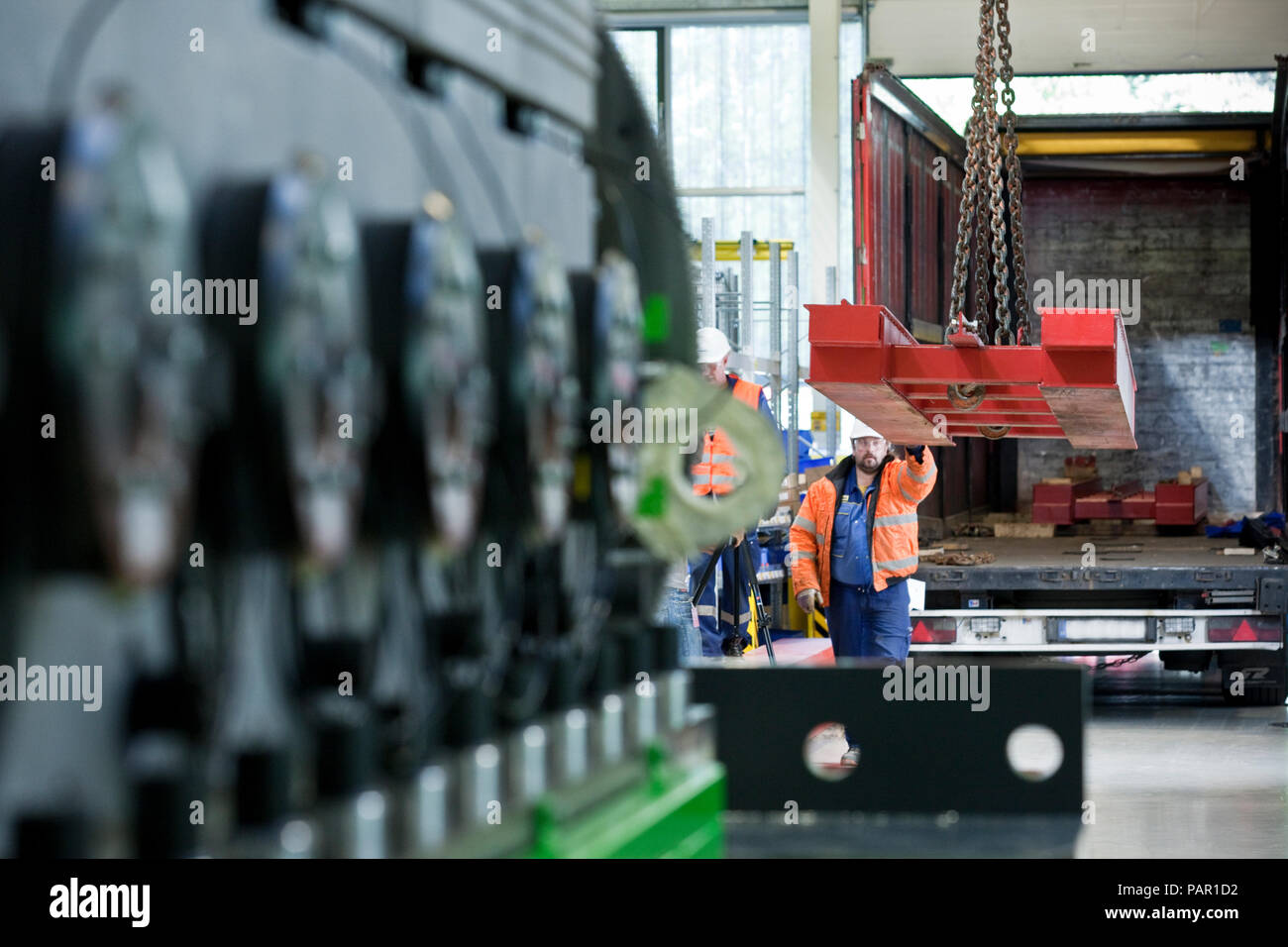 L'industria, i lavoratori e la gru interna Foto Stock