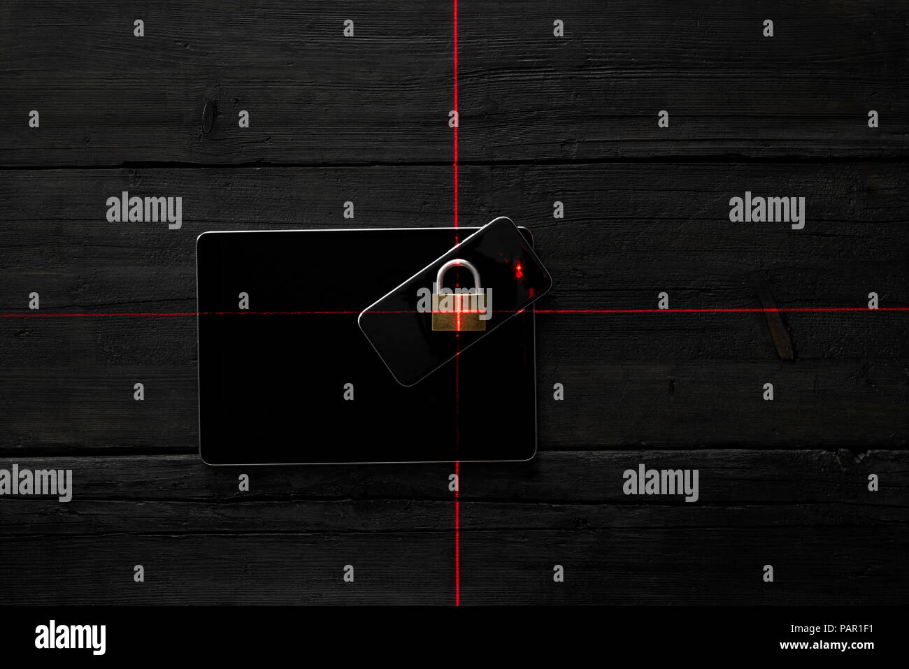 Smartphone bloccato sulla tavoletta digitale, simbolo per la sorveglianza dei dati Foto Stock