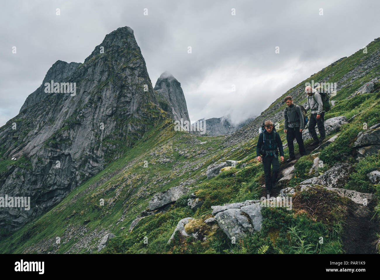 Norvegia Lofoten, Moskenesoy, giovani uomini escursioni in montagna Markan Foto Stock