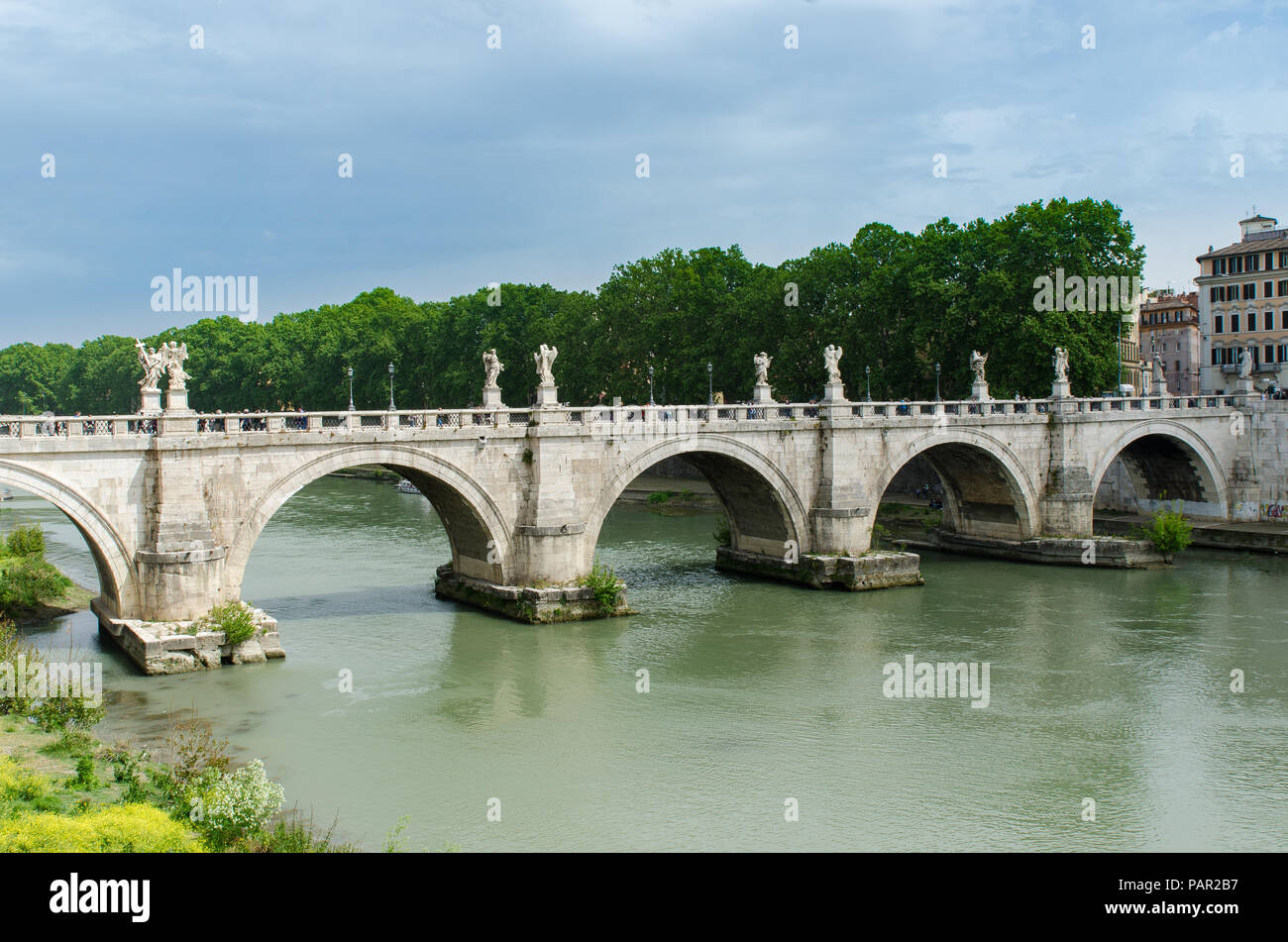 Sant'Angelo ponte, costruito dai Romani Emporer Adriano, è un ponte pedonale. Che attraversano il fiume Tevere, fu costruito nel 134 D.C. con travertino ma Foto Stock