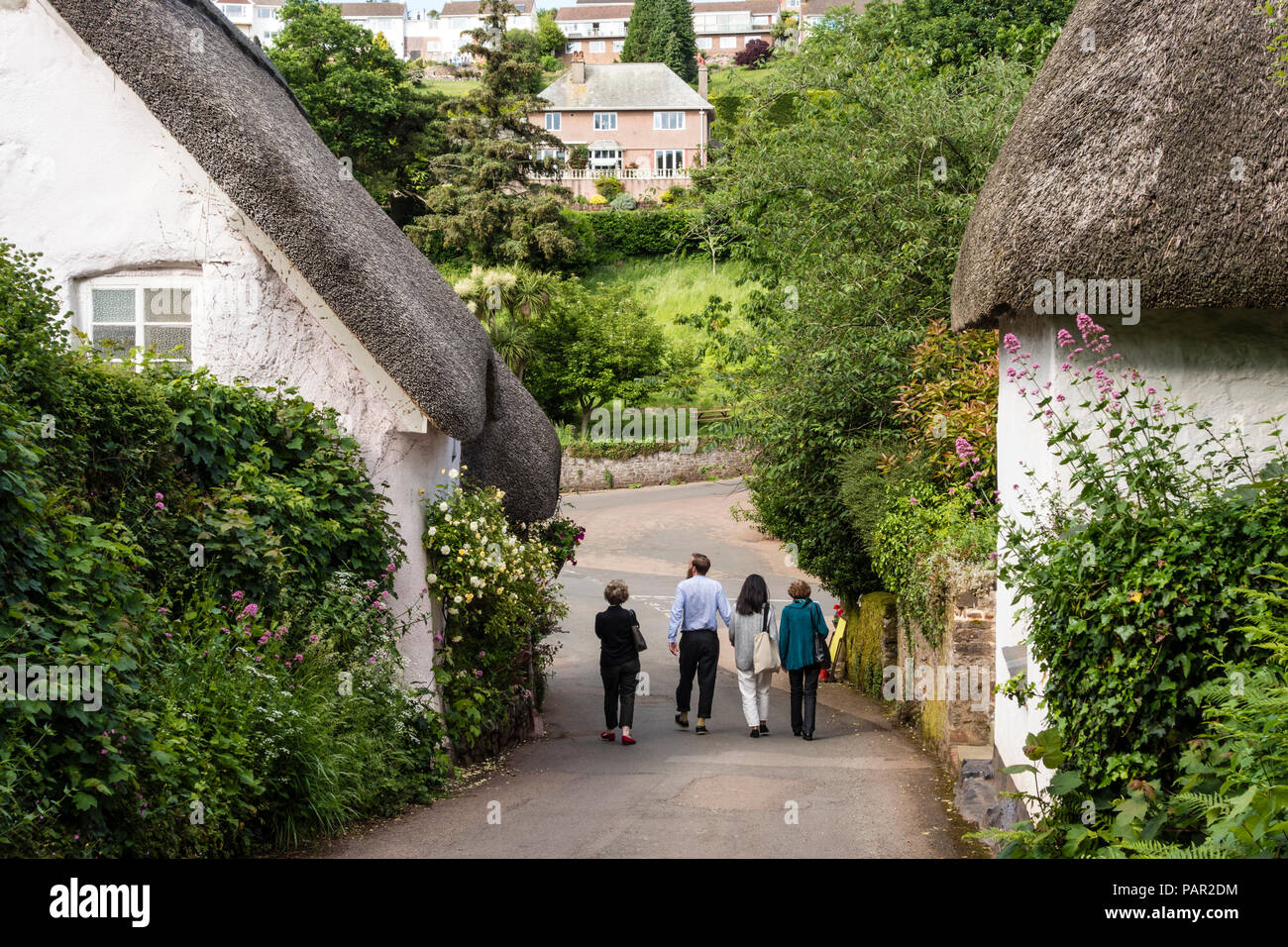 I turisti nel villaggio di Cockington, Torquay, Devon, Regno Unito Foto Stock