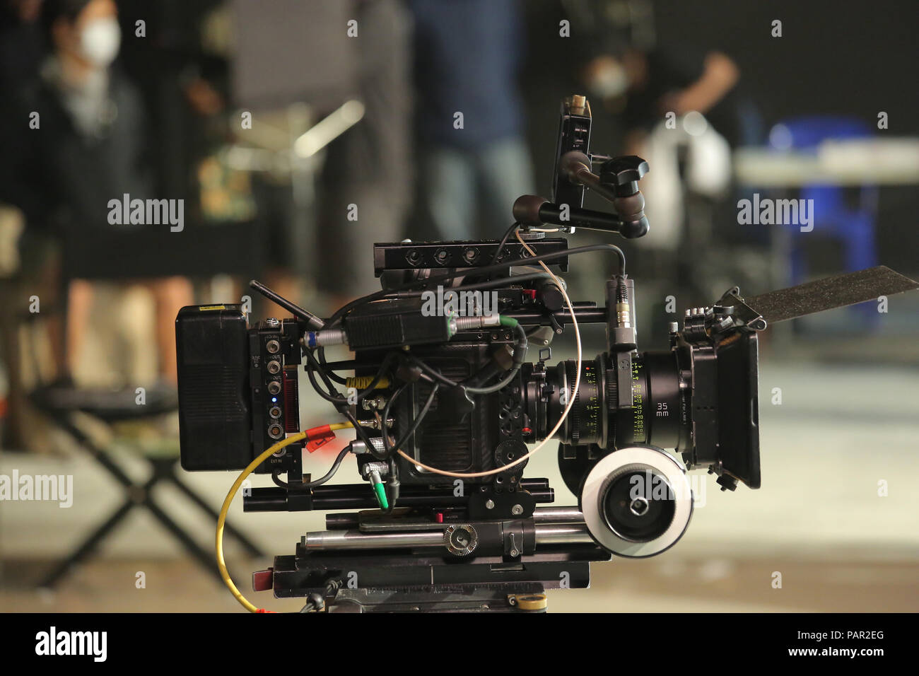 Una telecamera cinematografica era impostazione e prepararsi per le riprese in studio Foto Stock