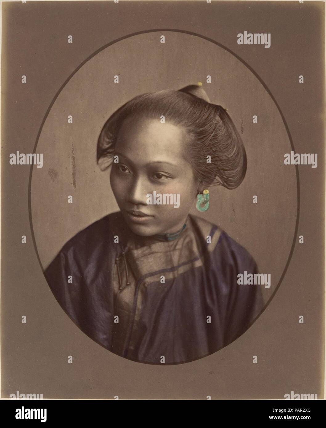 [Donna da Cantone]. Artista: Raimund von Stillfried (Austriaco, 1839-1911). Dimensioni: 23,7 x 19,3 cm (9 5/16 x 7 5/8 in.). Data: 1870s. Museo: Metropolitan Museum of Art di New York, Stati Uniti d'America. Foto Stock