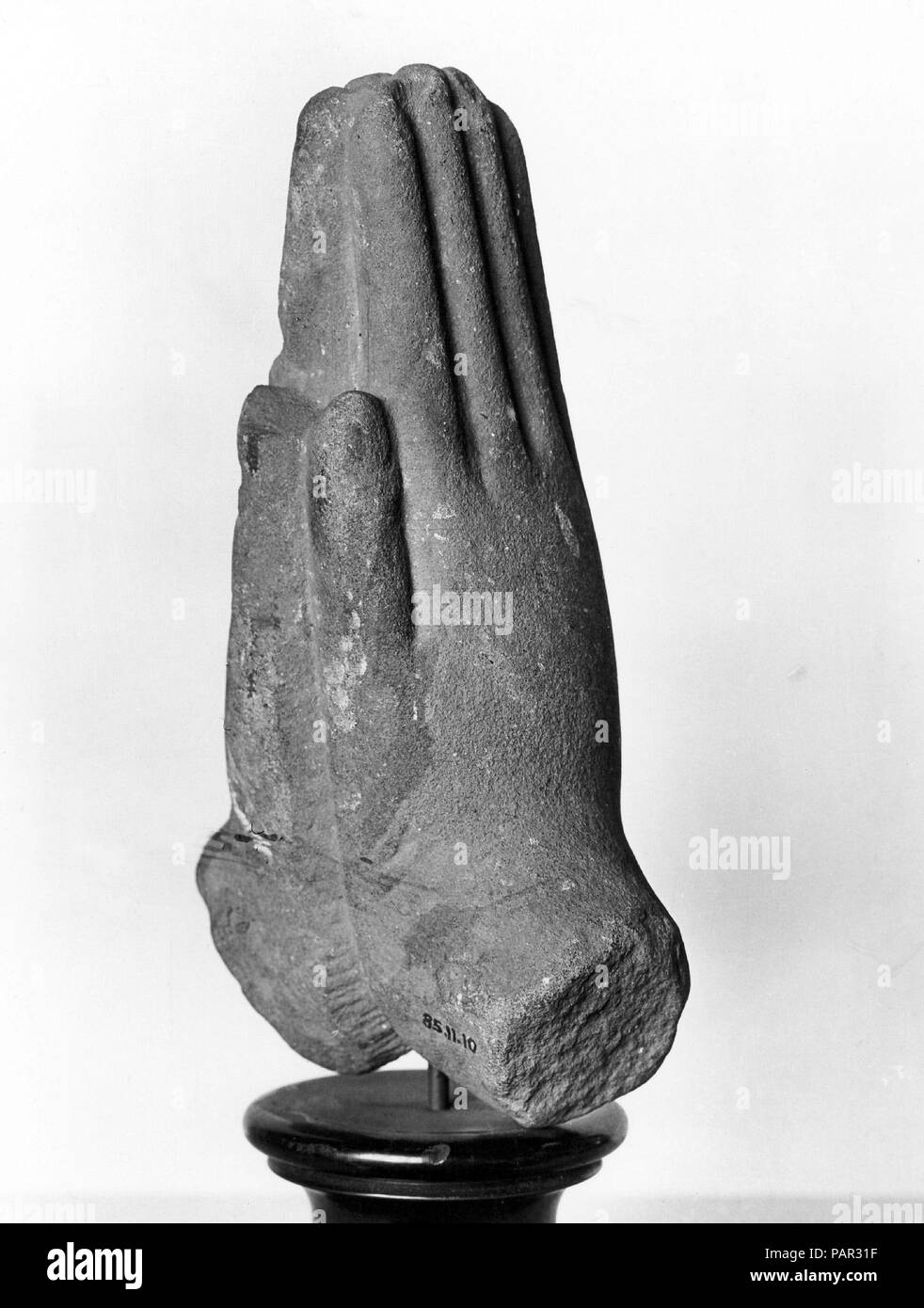 Le mani. Cultura: Cambogia. Dimensioni: H. 7 3/4 in. (19,7 cm); W. 4. (10,2 cm). Data: decimo secolo. Museo: Metropolitan Museum of Art di New York, Stati Uniti d'America. Foto Stock