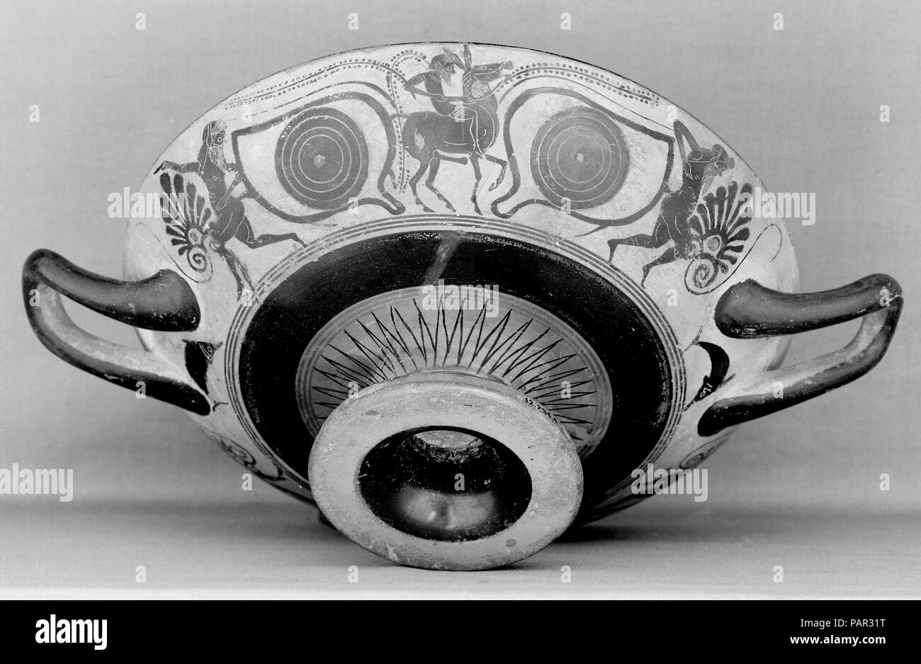 Kylix, occhio-coppa. Cultura: greco, soffitta. Dimensioni: diametro: 8 1/16 x 3 3/16 in. (20,5 × 8,1 cm) di altezza: 3 1/2 in. (8,9 cm) di larghezza: 10 5/8 in. (27 cm). Data: ca. 540-530 A.C. Interno, testa di Medusa; esterno, A, tra gli occhi, tre satiri, uno a dorso di mulo; B, tre satiri tra gli occhi. Museo: Metropolitan Museum of Art di New York, Stati Uniti d'America. Foto Stock
