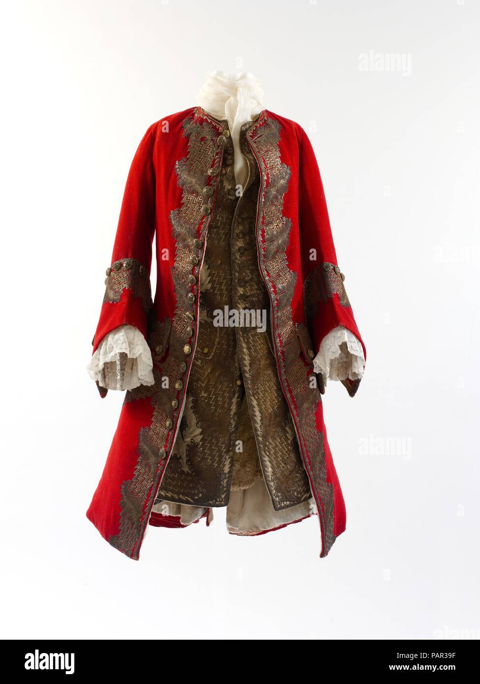 Ensemble. Cultura: probabilmente il francese. Data: ca. 1730. Nel settecento uomini formale e abbigliamento corte espresso in forma solo leggermente meno vincolato rispetto alla donna del periodo, una fastosità che è stata notevole per l'eleganza delle finiture e la finezza della propria applicazione di tecniche artigianali. L'elite di Europa occidentale e delle Americhe stili emulato originari della Francia dal tempo di Luigi XIV. Questo cappotto con la sua svasatura peplum, o mantello, è una silhouette persistente favorito alla fine del Re Sole il suo regno che è continuato in forma modificata fino agli ultimi anni o Foto Stock