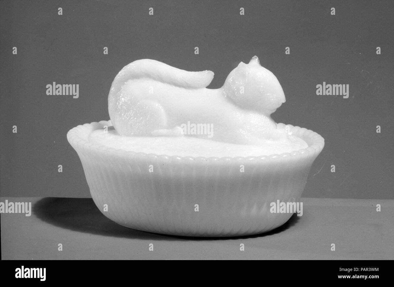 La figura piatto. Cultura: American. Dimensioni: 3 1/2 x 4 1/4 x 5 7/16 in. (8,9 x 10,8 x 13,8 cm). Autore: McKee e fratelli (1856-89). Data: 1880-90. Museo: Metropolitan Museum of Art di New York, Stati Uniti d'America. Foto Stock La figura piatto. Cultura: American. Dimensioni: 3 1/2 x 4 1/4 x 5 7/16 in. (8,9 x 10,8 x 13,8 cm). Autore: McKee e fratelli (1856-89). Data: 1880-90. Museo: Metropolitan Museum of Art di New York, Stati Uniti d'America. Foto Stock