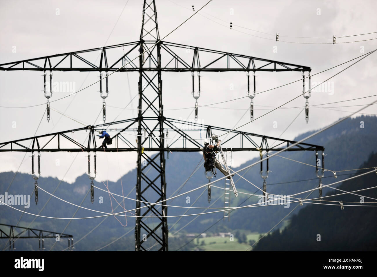 Il programma di installazione durante la procedura di installazione della linea elettrica ad alta tensione Foto Stock