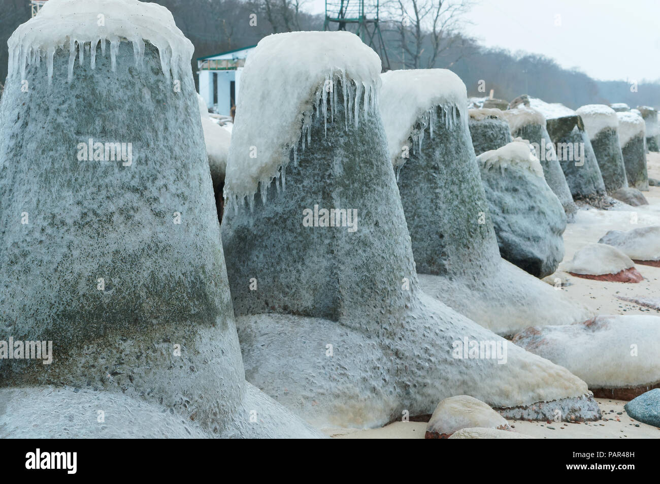 Icy alla protezione del litorale, calcestruzzo fortificazioni di riva Foto Stock