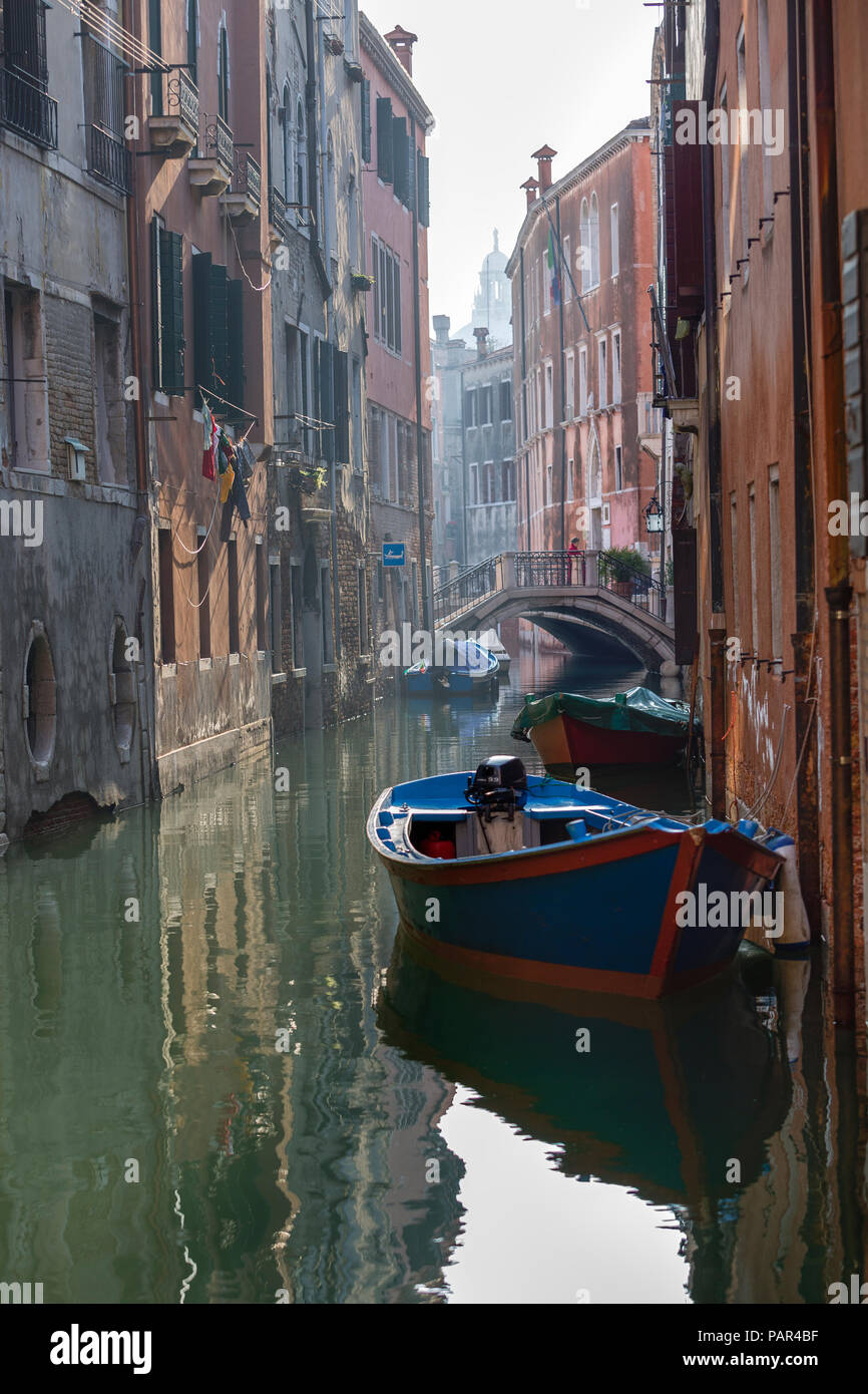 L'Italia, Venezia, barca sul canal Foto Stock