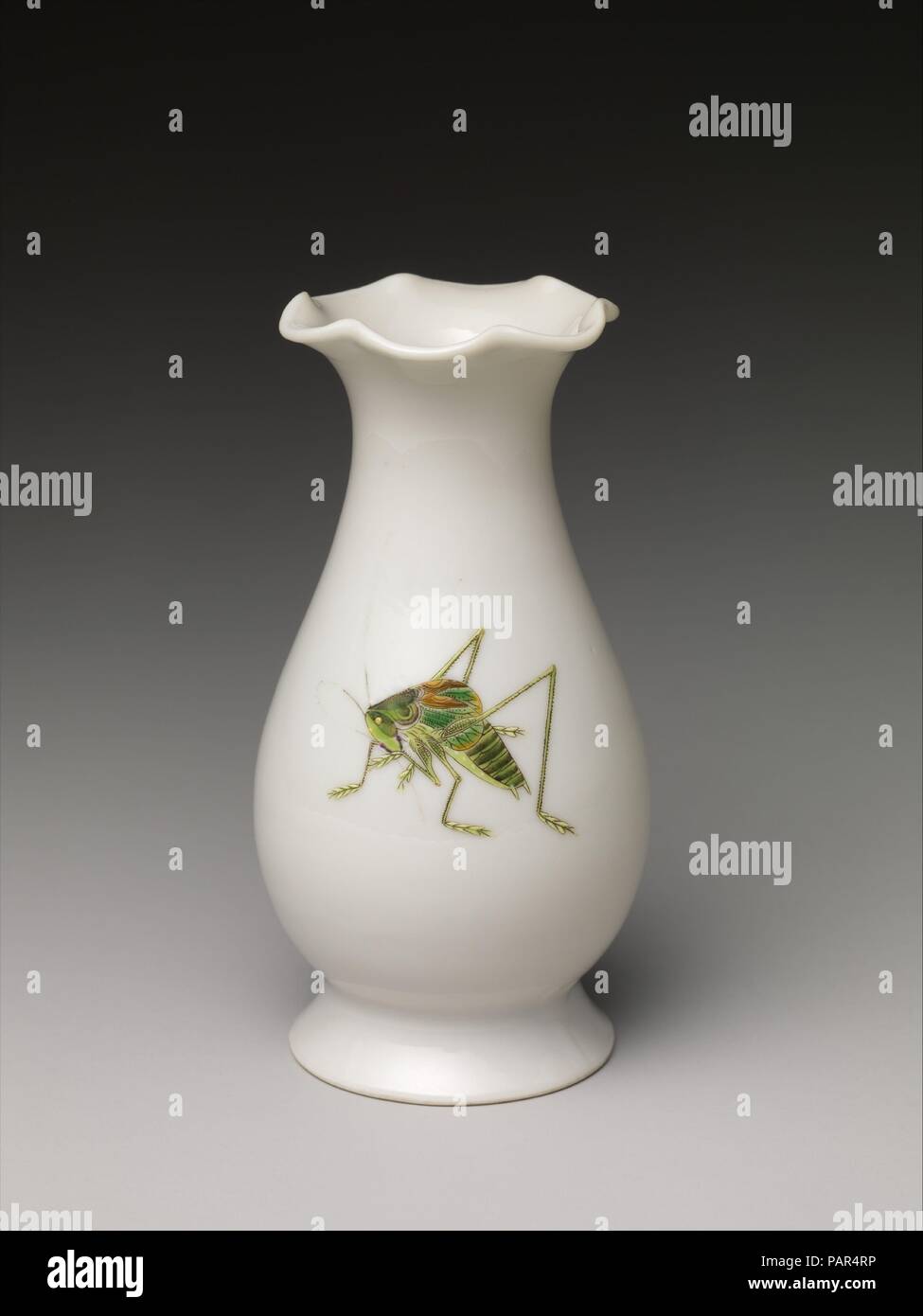 Vaso con i grilli. Cultura: la Cina. Dimensioni: H. 4. (10,2 cm). Grilli, che da lungo tempo sono stati tenuti come animali domestici in Cina, sono simboli della felicità (xi) e del buon auspicio (xi) in parte perché un nome per questi insetti è xishuai e il carattere iniziale, xi, serve come un omonimo per entrambe le parole. Questa coppia ha sia un marchio Hongxian e un secondo segno jurentang lettura, o la sala dove risiede la benevolenza. Jurentang è il nome di una casa dove Yuan Shikai (1859-1916), il regime autocratico di primo presidente della Repubblica di Cina, vissuto e aveva il suo ufficio. Museo: Metropolitan Museum of Art di New York Foto Stock