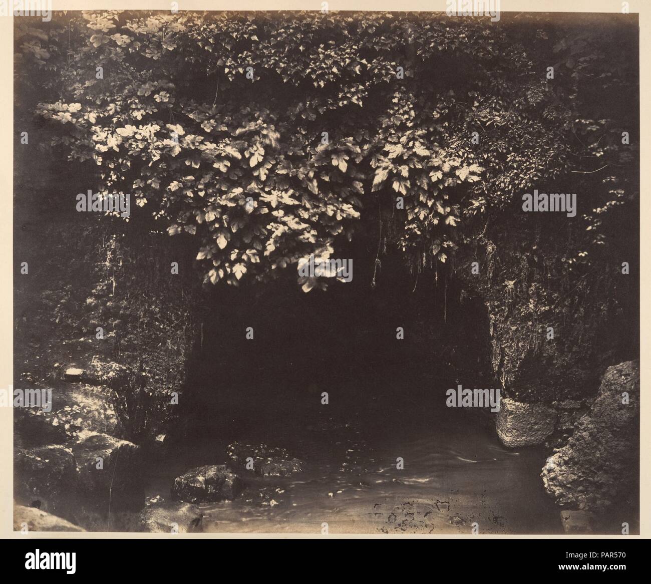 Cloaca Maxima. Artista: Robert Macpherson (British, Tayside, Scozia Roma 1811-1872). Dimensioni: Immagine: 31 x 37,2 cm (12 3/16 x 14 5/8 in.). Data: dal 1858. Dopo gli studi di medicina a Edimburgo, Robert Macpherson sinistra Scozia nei primi 1840s e per motivi di salute, si stabilirono a Roma. Infine abbandonare la medicina, Macpherson notorietà acquisita come un pittore topografiche, un conoscitore e un rivenditore di arte, godendo di un ruolo centrale tra gli artisti--e successivamente fotografi--che ha frequentato il Caffè Greco. Il suo aspetto impressionante (alto e fair-pelato, con lunghi capelli rossi e gli occhi blu, stracciatevi Foto Stock