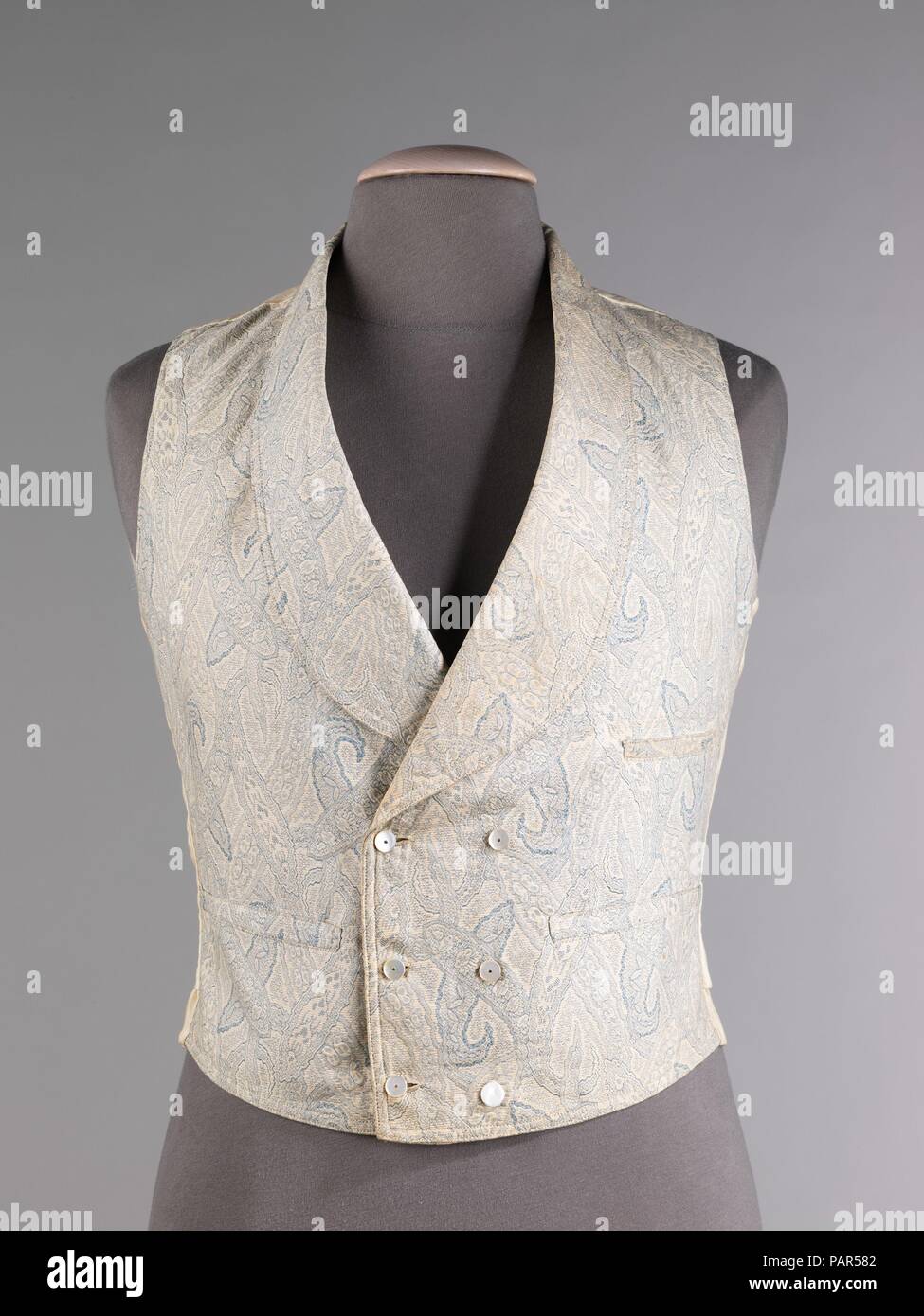 Gilet. Cultura: American. Data: 1860-69. Gilet e giubbetti del XVIII e XIX secolo è servita come uno strato di protezione e dell'ornamentazione durante un periodo di moda quando lo strato di rivestimento è stato destinato per essere lasciato aperto nella parte anteriore. Il colore è stato spesso scelto per completare la tuta e coperte di ricami fantasiosi, pesantemente i modelli di tessuti o lucido rasi realizzato per attirare l'occhio. Lo stile del collo, la lunghezza e il trattamento hem oscillato come i gusti è cambiato da sovra-dimensionato cappotti degli inizi del XVIII secolo a stretto saldamente montata cappotti del tardo XVIII secolo in poi. Il modellamento o Foto Stock