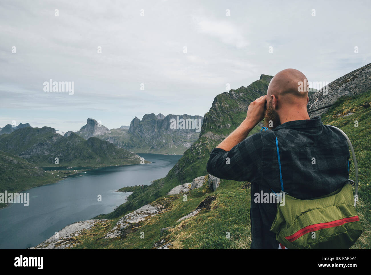 Norvegia Lofoten, Moskenesoy, Uomo cerca su Kjerkefjord Foto Stock
