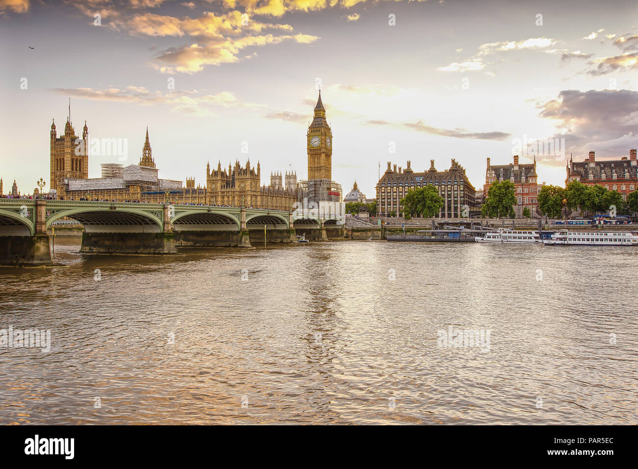 Il Big Ben, la famosa torre con orologio in Londra, Regno Unito, fotografata durante l ora d'oro sulla serata estiva dalla sponda sud del Tamigi.Tramonto sul Tamigi. Foto Stock