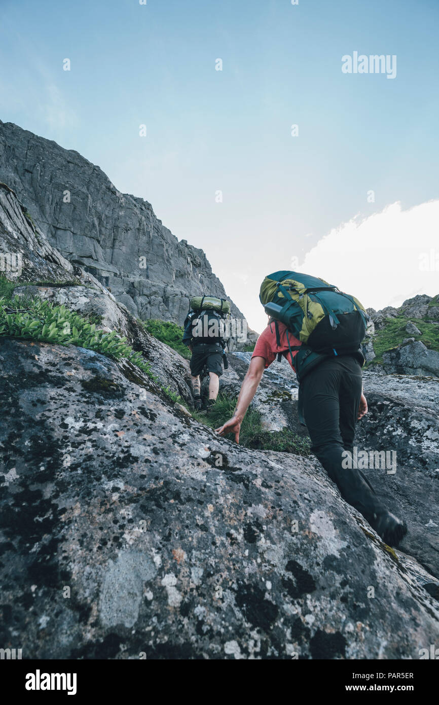 Norvegia Lofoten, Moskenesoy, giovane escursioni in montagna Foto Stock