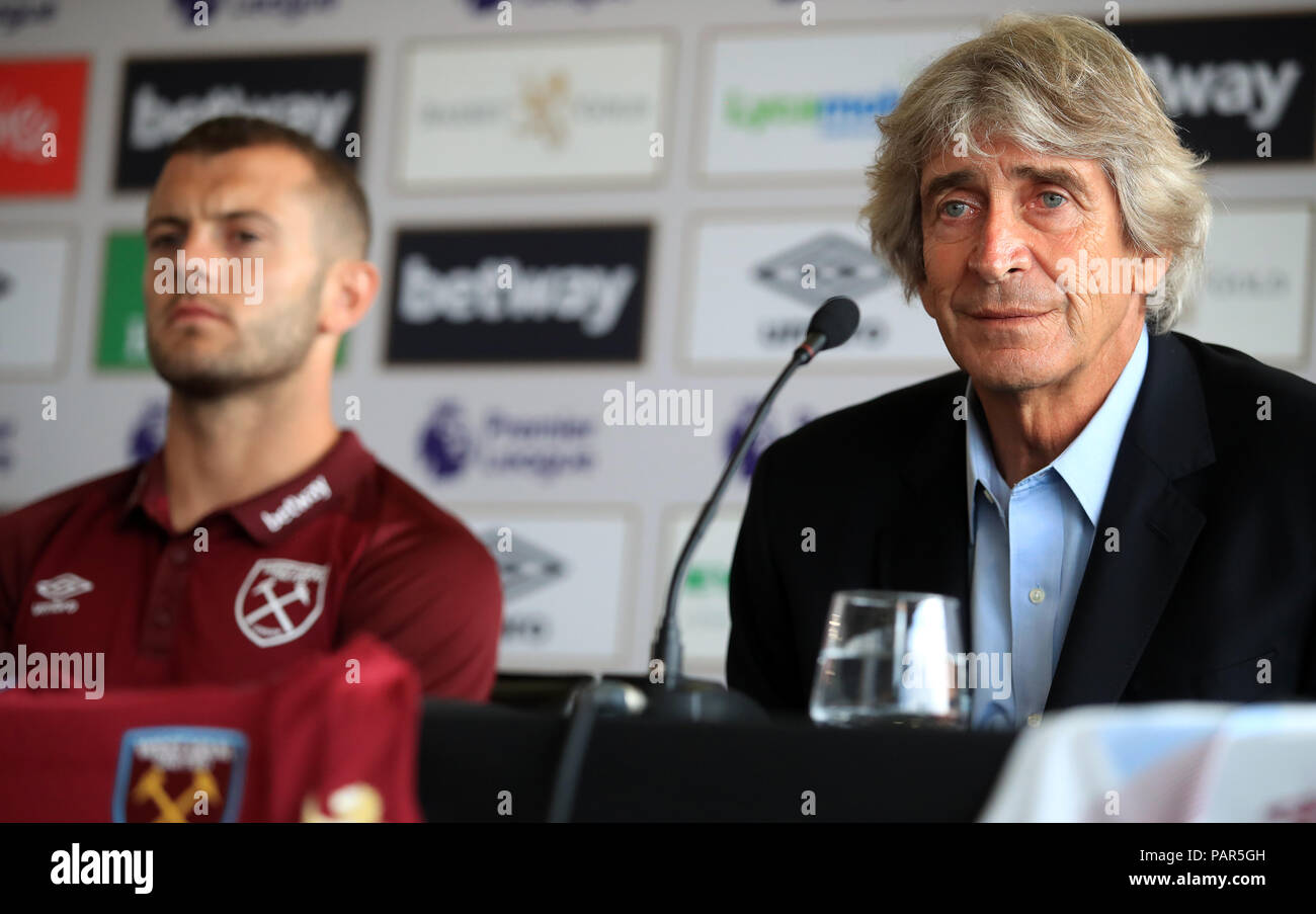 West Ham manager Manuel Pellegrini (destra) e Jack Wilshere durante una conferenza stampa presso la London Stadium, Londra. Foto Stock