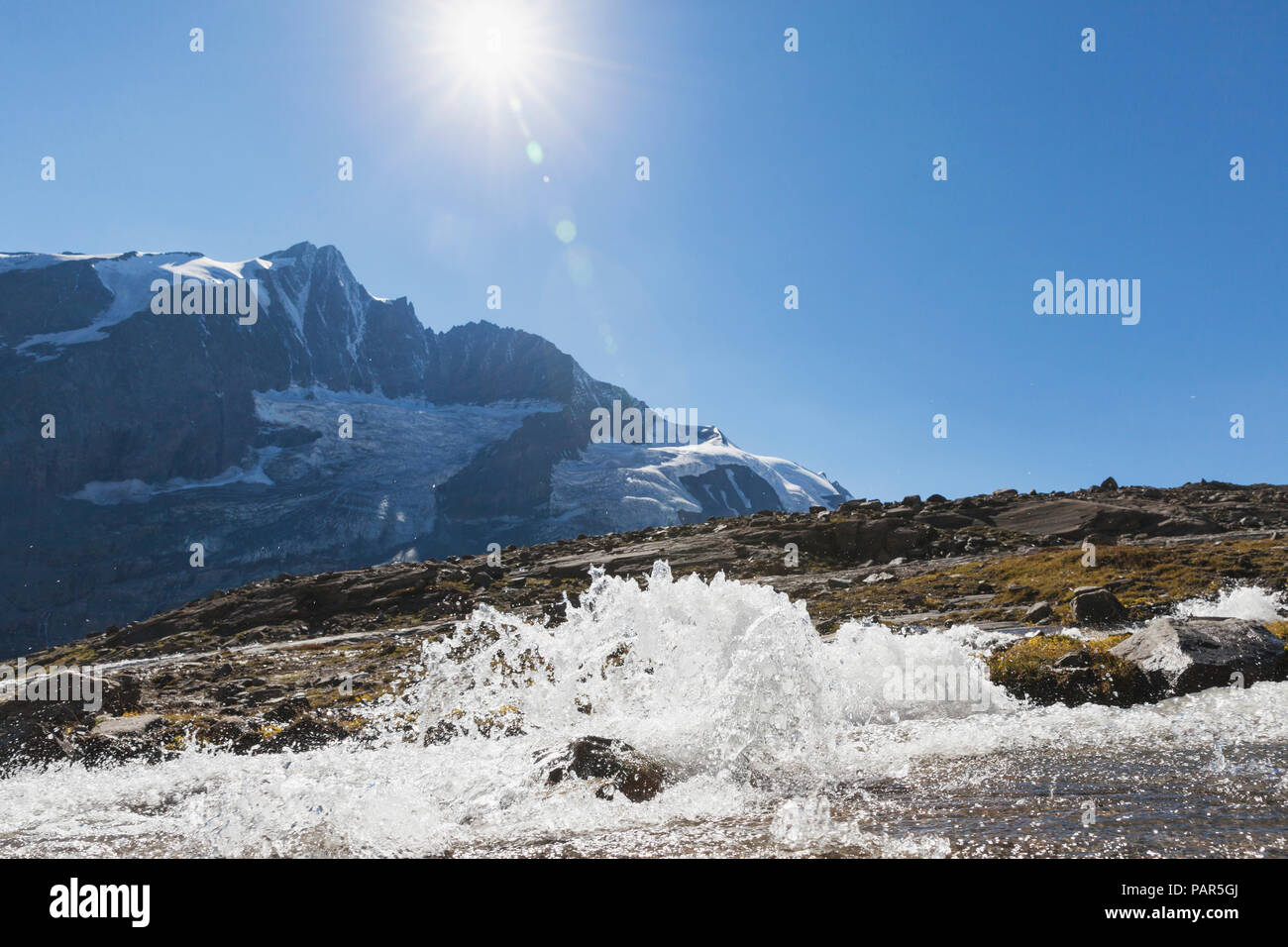 Austria, Carinzia, Großglockner e il picco di alta territorio alpino con stream, Alti Tauri Parco Nazionale Foto Stock