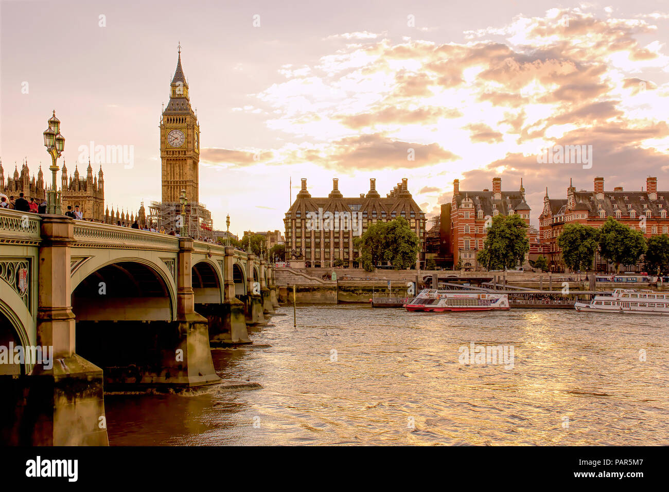 Il Big Ben, la famosa torre con orologio in Londra, Regno Unito, fotografata durante l ora d'oro sulla serata estiva dalla sponda sud del Tamigi.Tramonto sul Tamigi. Foto Stock