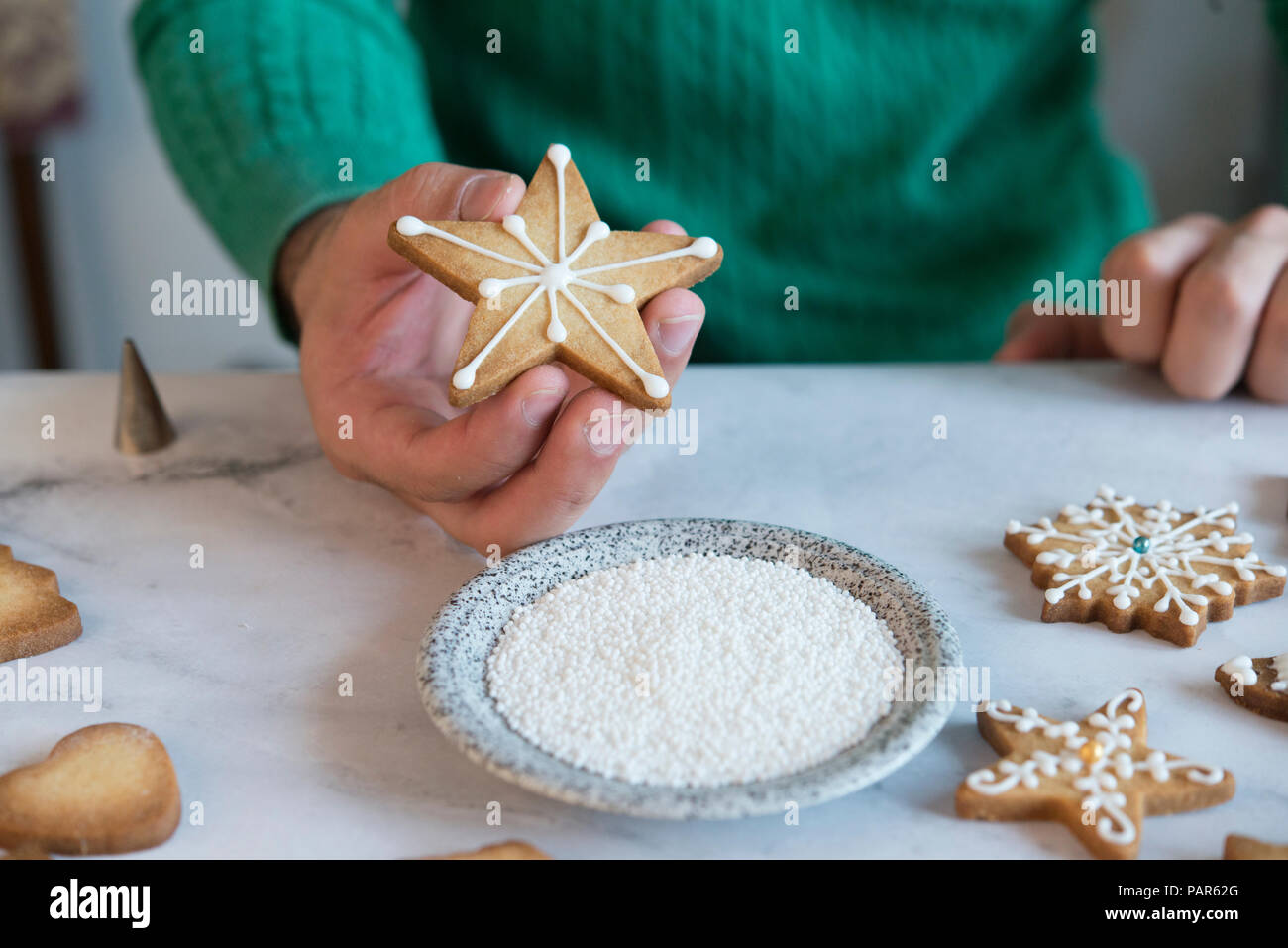 Mano d'uomo azienda Cookie di Natale, close-up Foto Stock